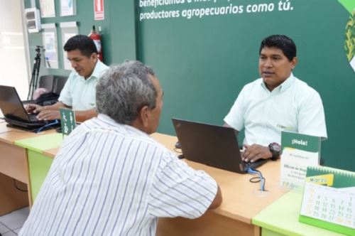 Agricultor en oficina de Agrobanco. Foto: Cortesía.