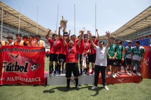 El presidente del Instituto Peruano del Deporte, Federico Tong, premió a los campeones de las diversas disciplinas