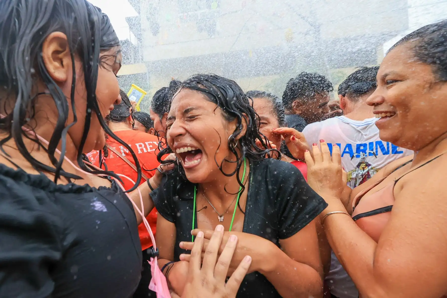 Las chicas son sorprendidas y arrojadas a la piscina, una tradición que marca el espíritu juguetón de esta celebración.
Foto: ANDINA/Braian Reyna