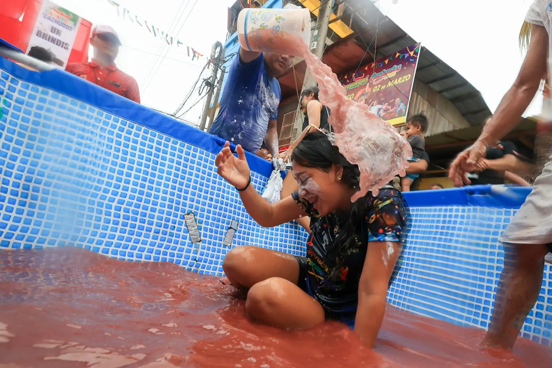 Las chicas son sorprendidas y arrojadas a la piscina, una tradición que marca el espíritu juguetón de esta celebración.
Foto: ANDINA/Braian Reyna