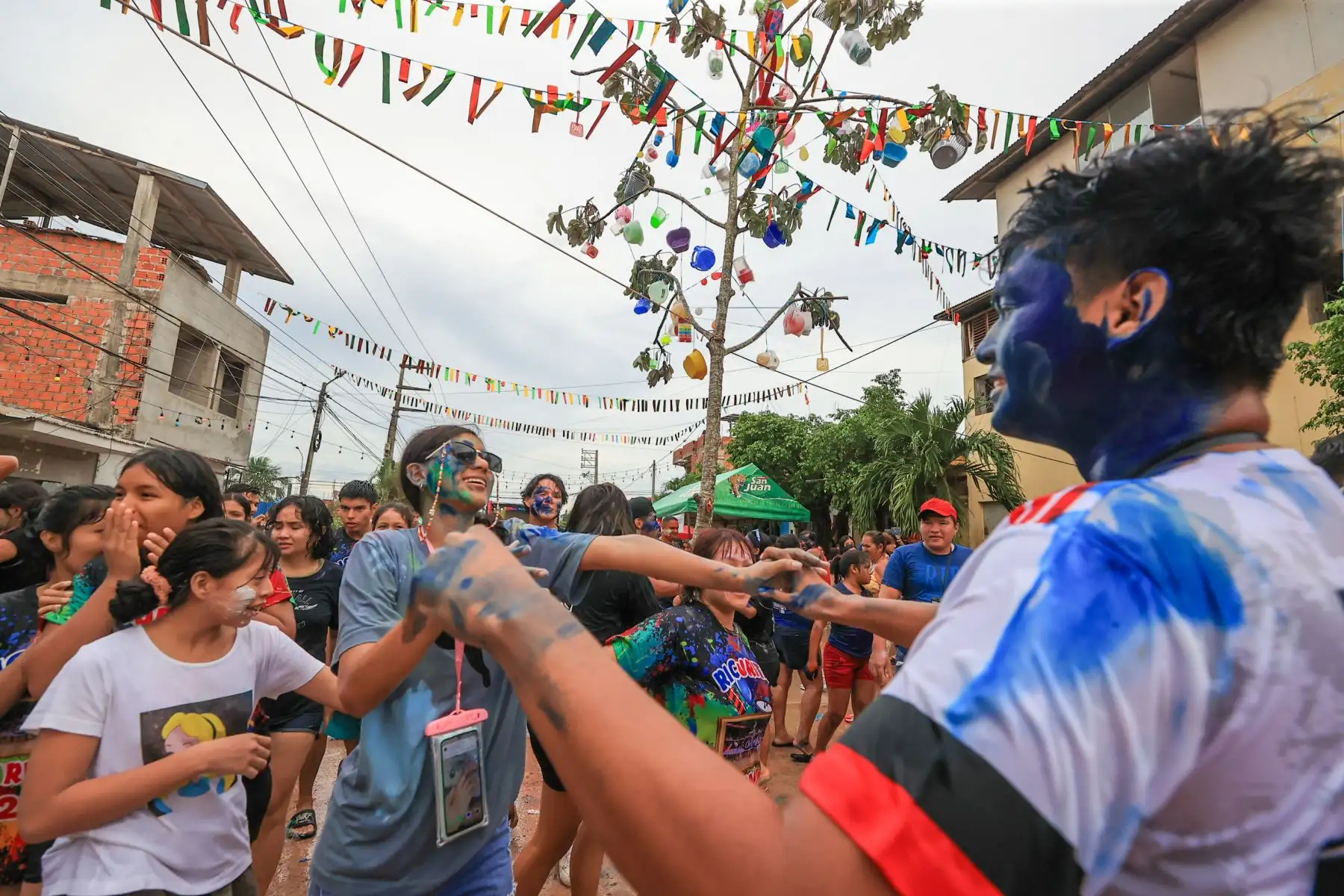 Las chicas son sorprendidas y arrojadas a la piscina, una tradición que marca el espíritu juguetón de esta celebración.
Foto: ANDINA/Braian Reyna