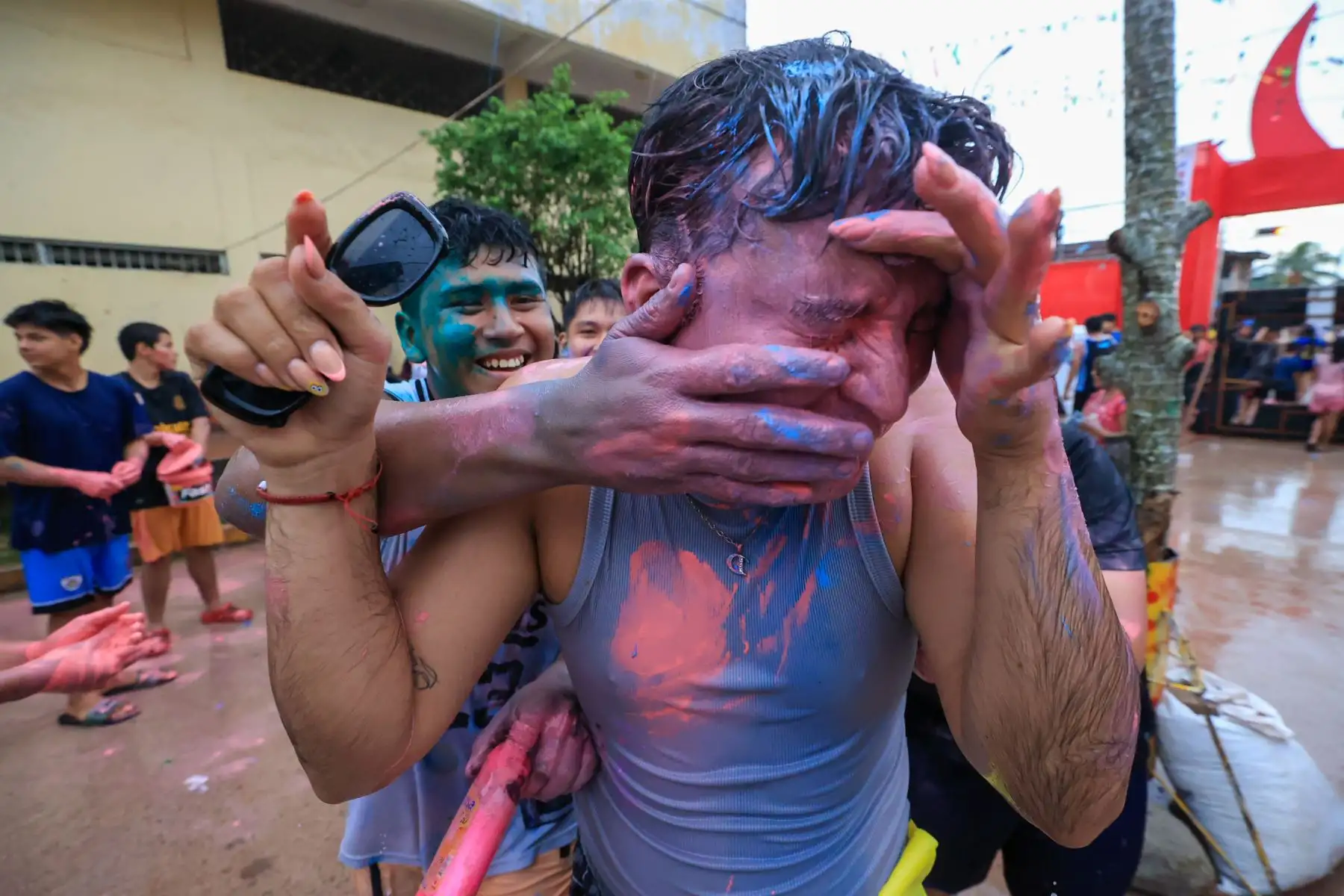 Las chicas son sorprendidas y arrojadas a la piscina, una tradición que marca el espíritu juguetón de esta celebración.
Foto: ANDINA/Braian Reyna