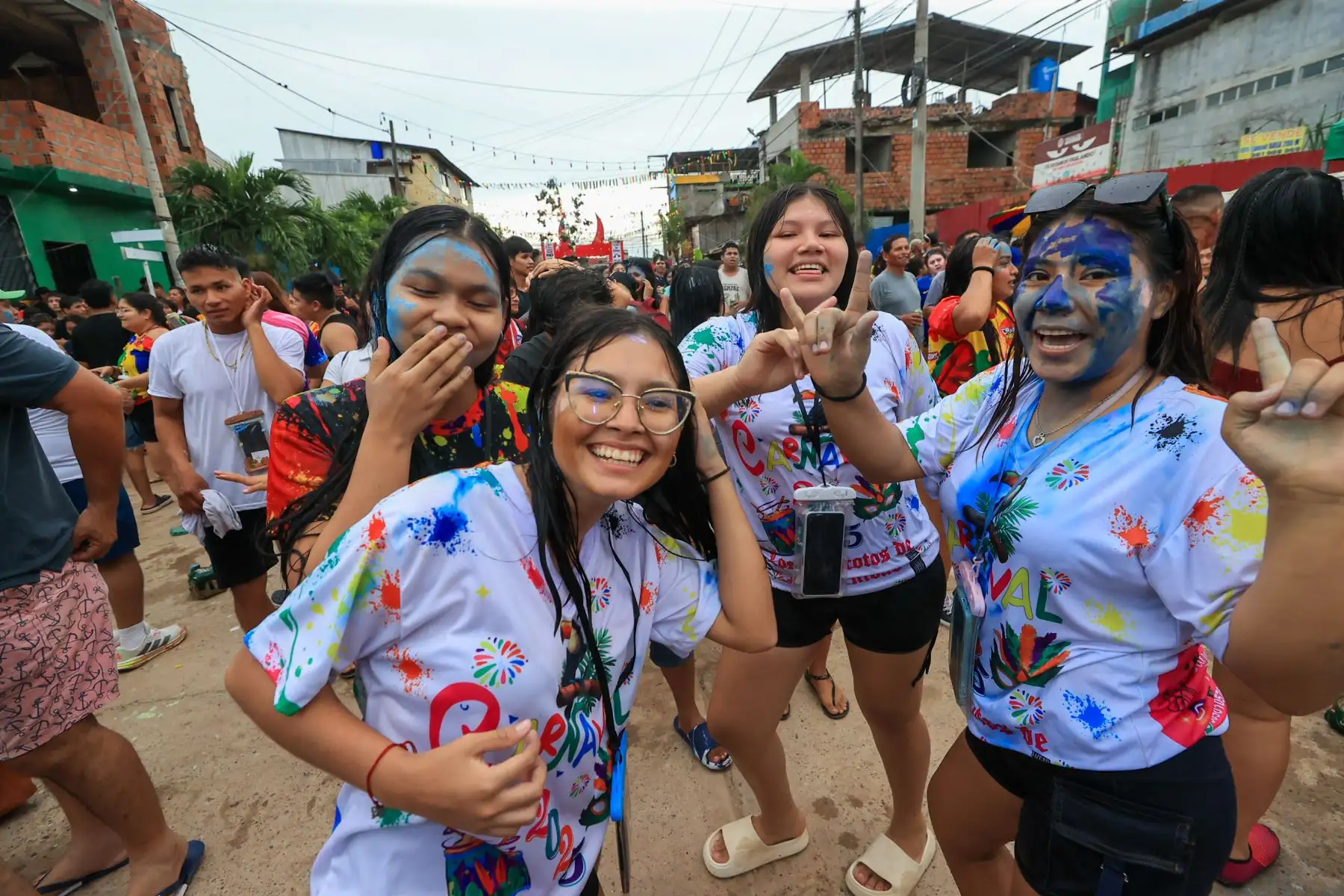 Las chicas son sorprendidas y arrojadas a la piscina, una tradición que marca el espíritu juguetón de esta celebración.
Foto: ANDINA/Braian Reyna