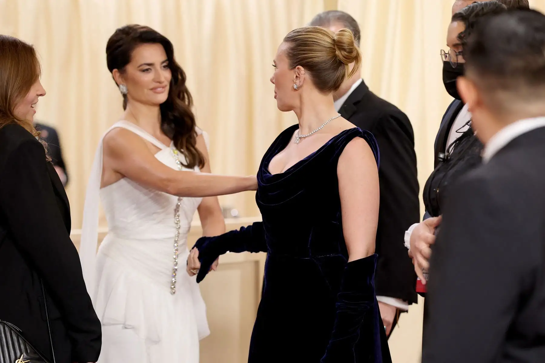 Penélope Cruz y Scarlett Johansson asisten a la 97ª edición de los Oscar en el Dolby Theatre en Hollywood, California.