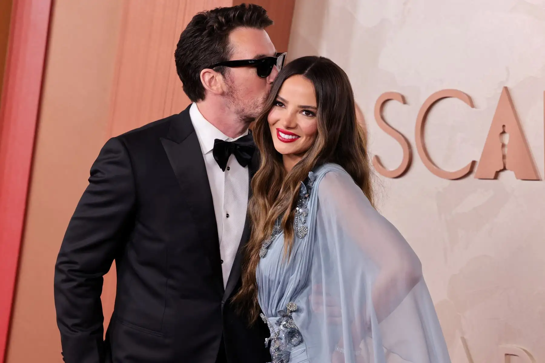 Miles Teller y Keleigh Sperry asisten a la 97ª edición de los Oscar en el Dolby Theatre en Hollywood, California. 
Foto: AFP