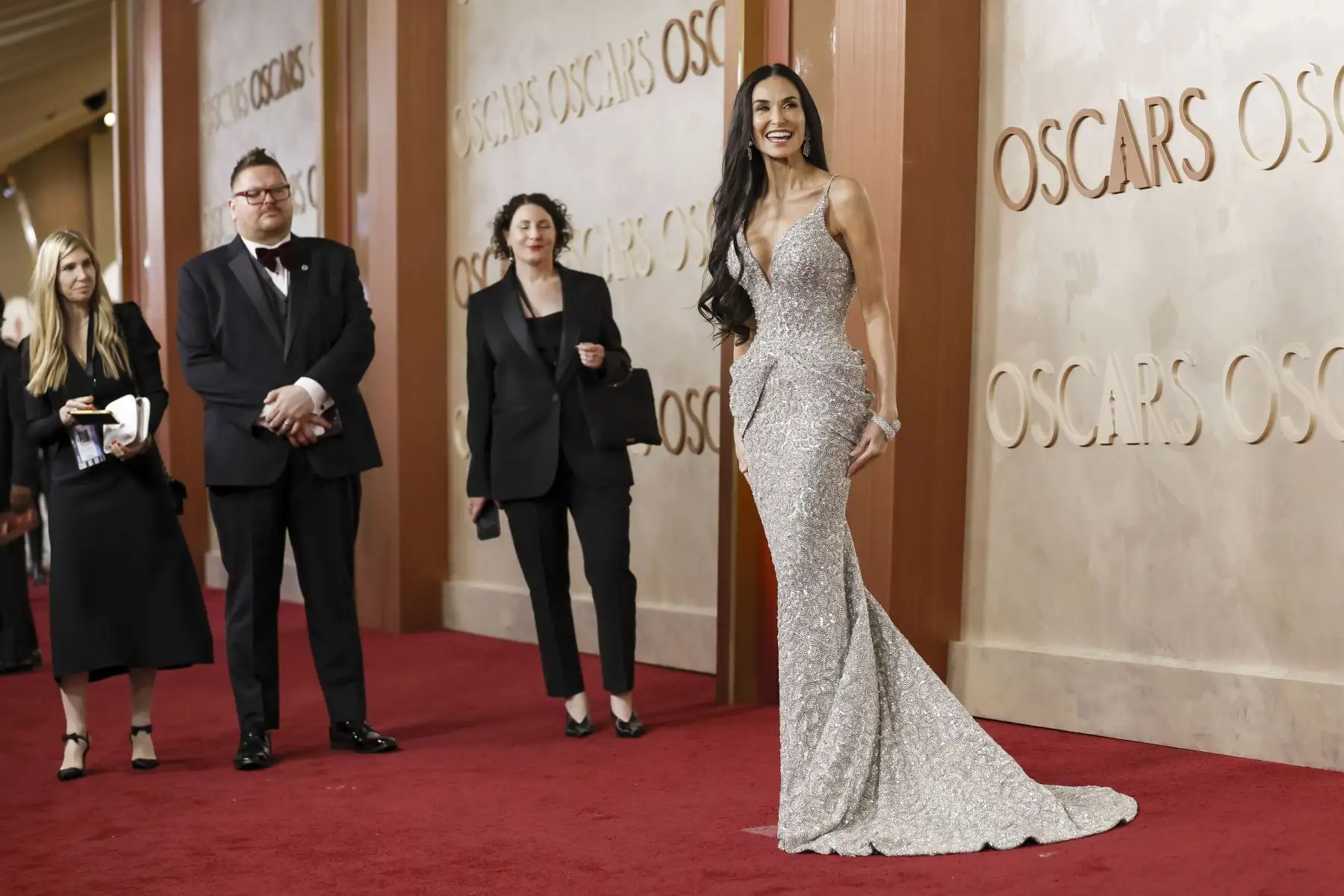 Demi Moore llega a la alfombra roja durante la 97ª ceremonia anual de los Premios de la Academia en el Dolby Theatre del barrio de Hollywood de Los Ángeles, California, EE.UU.
Foto: EFE