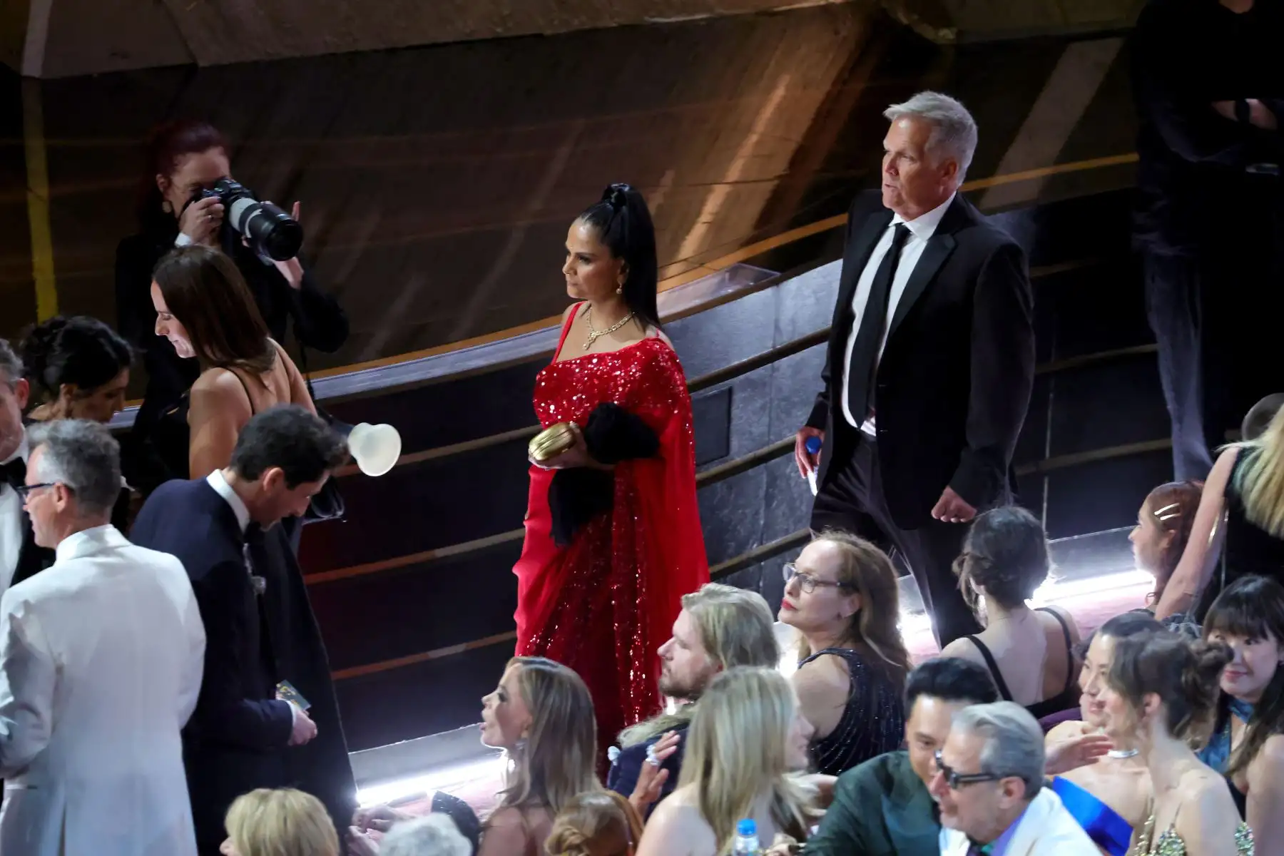 Bela Bajaria, CCO, Netflix y Doug Prochilo son vistos durante la 97ª edición de los Oscar en el Dolby Theatre en Hollywood, California.
Foto: AFP