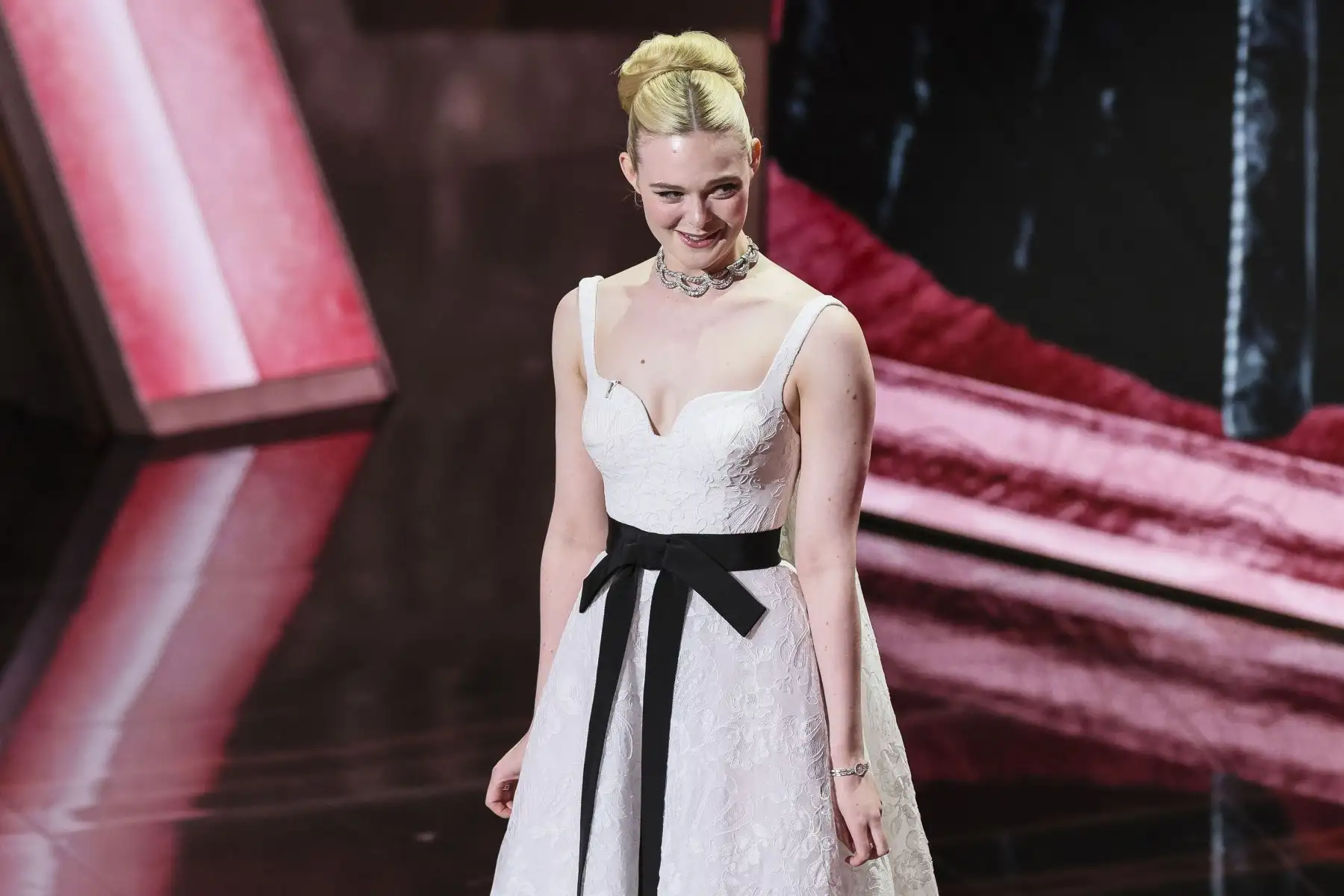 Elle Fanning en el escenario durante la presentación del Oscar al Mejor Diseño de Vestuario durante la 97ª ceremonia anual de los Premios de la Academia en el Dolby Theatre del barrio de Hollywood de Los Ángeles, California, Estados Unidos.
Foto: AFP