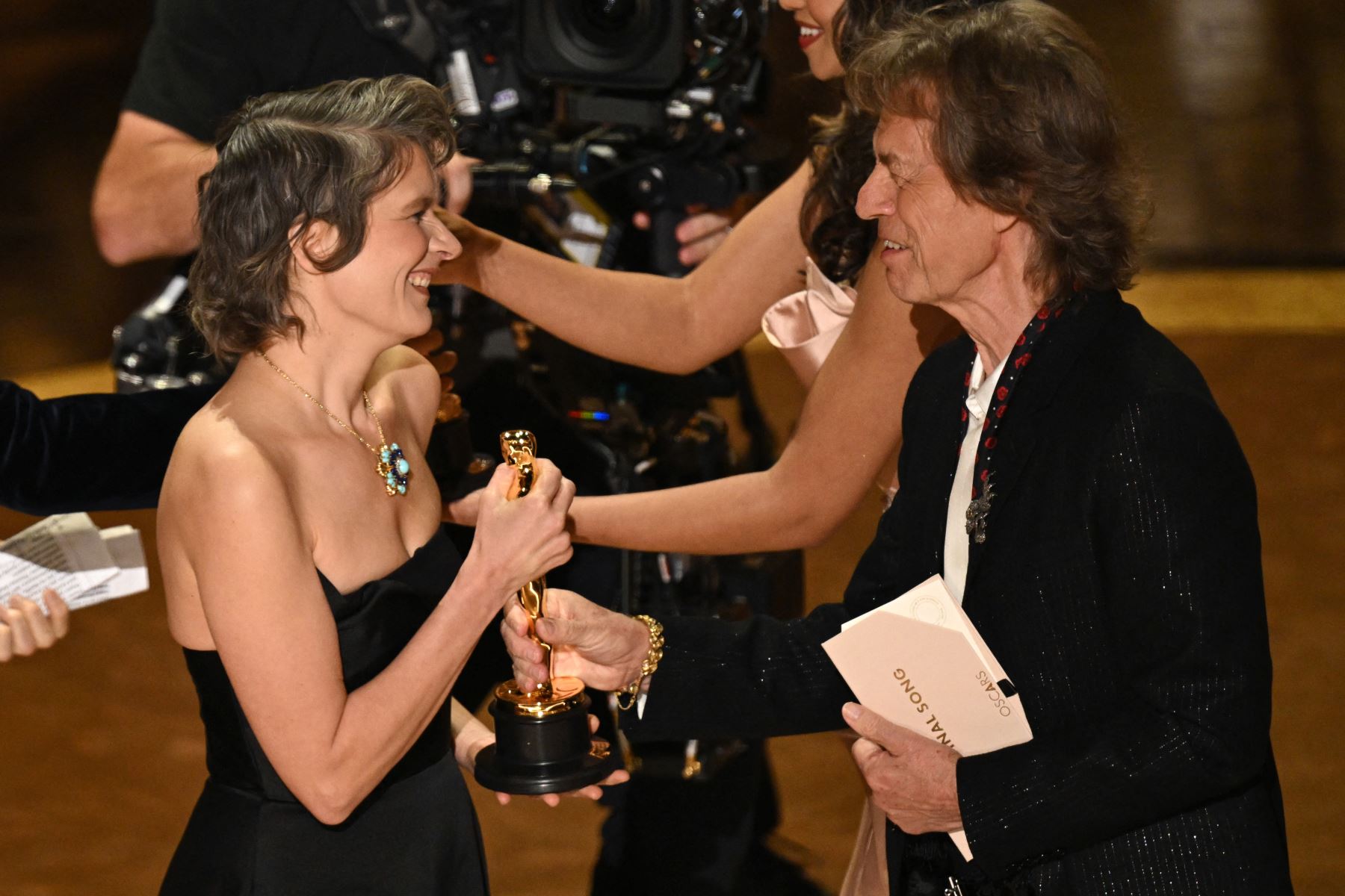 La compositora estadounidense Camille  acepta el premio a la mejor canción original por "El Mal" de "Emilia Pérez" del cantante británico Mick Jagger en el escenario durante la 97ª edición anual de los Premios de la Academia en el Dolby Theatre de Hollywood, California.
Foto: AFP