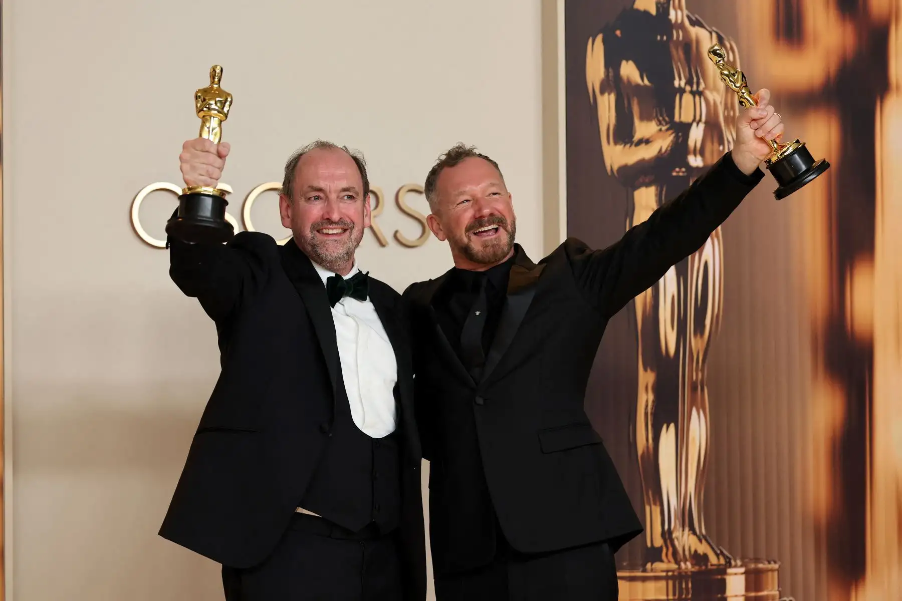 Nathan Crowley y Lee Sanders, ganadores del Mejor Diseño de Producción por “Wicked”, posan en la sala de prensa durante la 97ª Entrega Anual de los Oscar en Ovation Hollywood.
Foto: AFP
