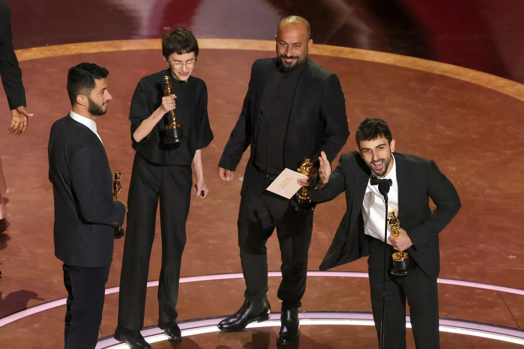 Basel Adra, Rachel Szor, Hamdan Ballal y Yuval Abraham aceptan el premio al Largometraje Documental "No Other Land" en el escenario durante la 97ª edición anual de los Oscar en el Dolby Theatre.
Foto: AFP
