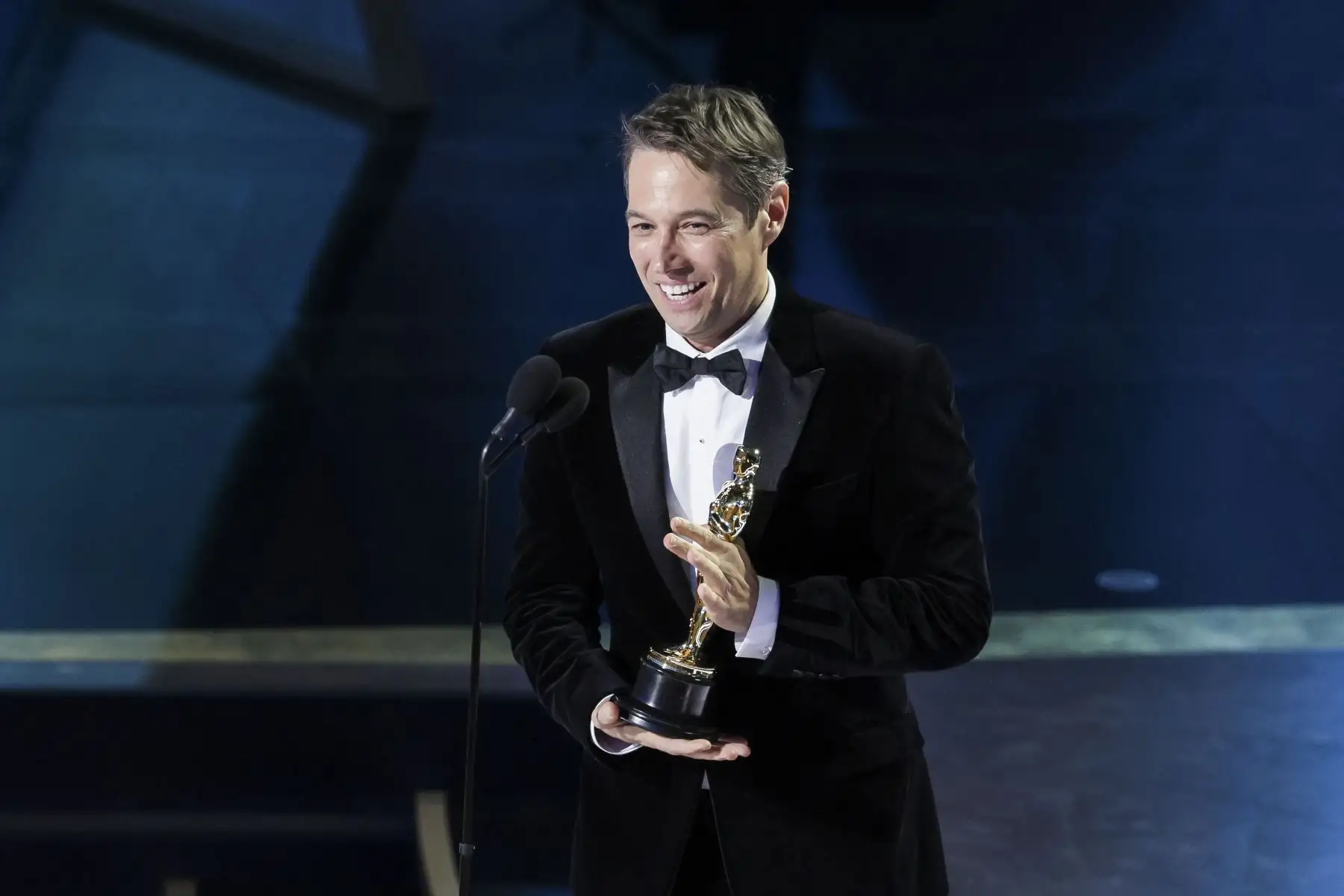Sean Baker acepta el Oscar al Mejor Montaje por 