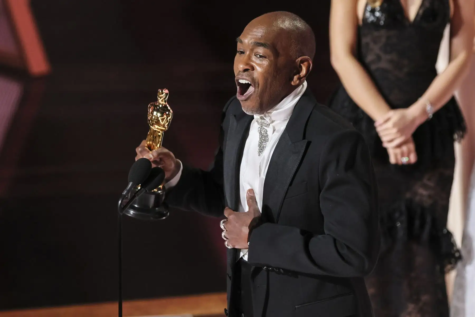 Paul Tazewell acepta el Oscar al Mejor Diseño de Vestuario por 