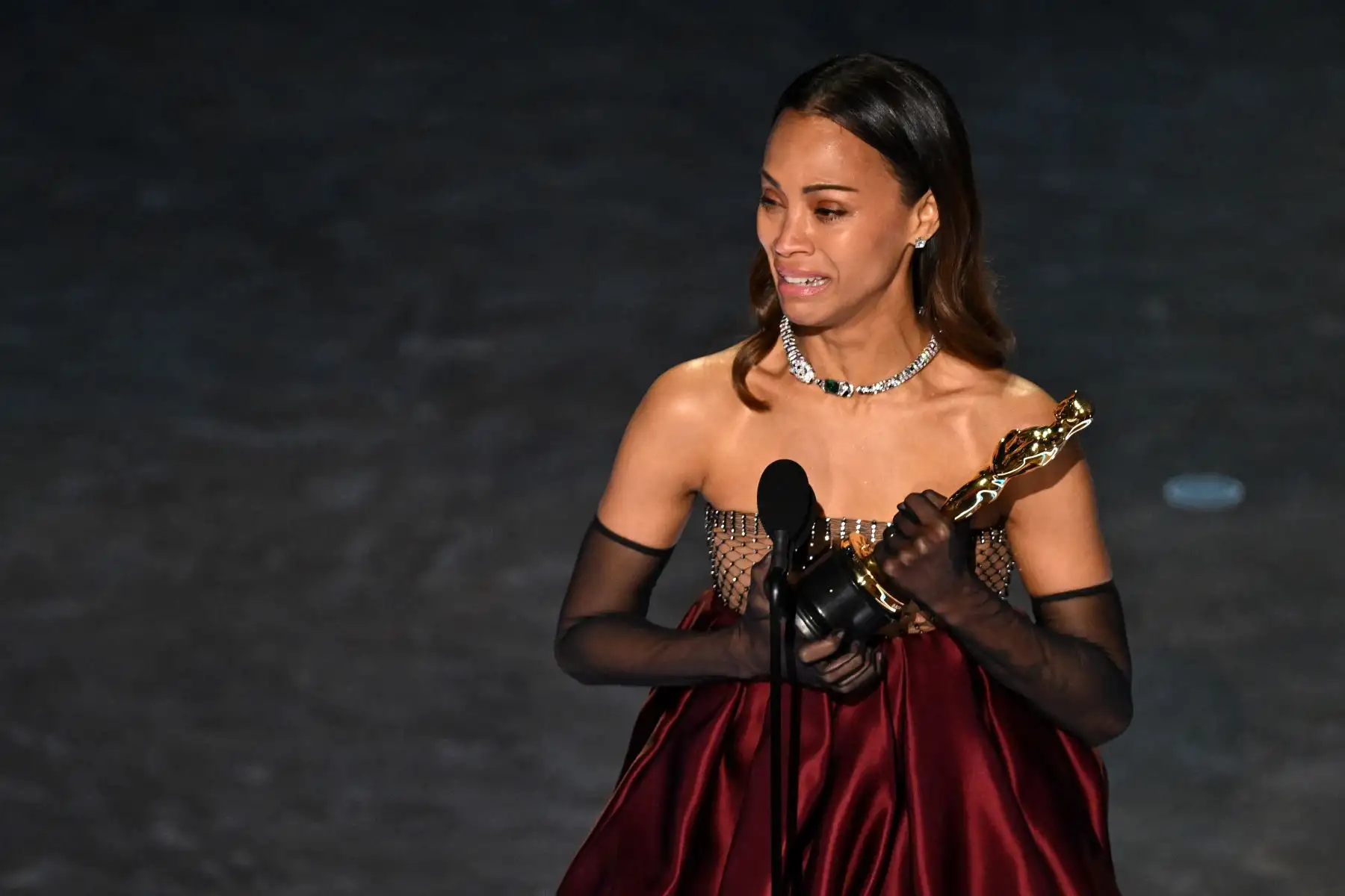 La actriz estadounidense Zoe Saldana acepta el premio a la Mejor Actriz de Reparto por "Emilia Pérez" en el escenario durante la 97ª edición de los Premios Anuales de la Academia en el Dolby Theatre de Hollywood, California.
Foto: AFP