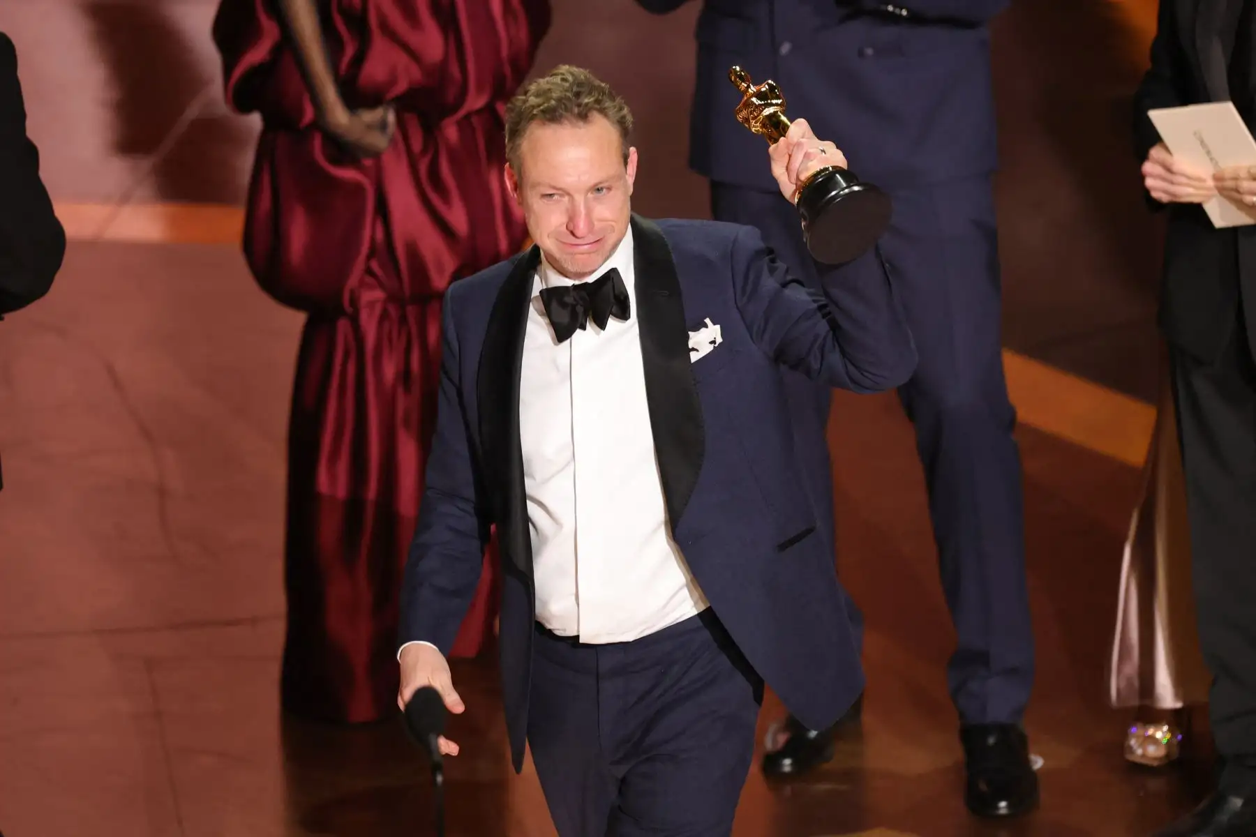 Lol Crawley acepta el premio de Cinematografía por "The Brutalist" en el escenario durante la 97ª edición anual de los Oscar en Dolby Theatre.
Foto: AFP