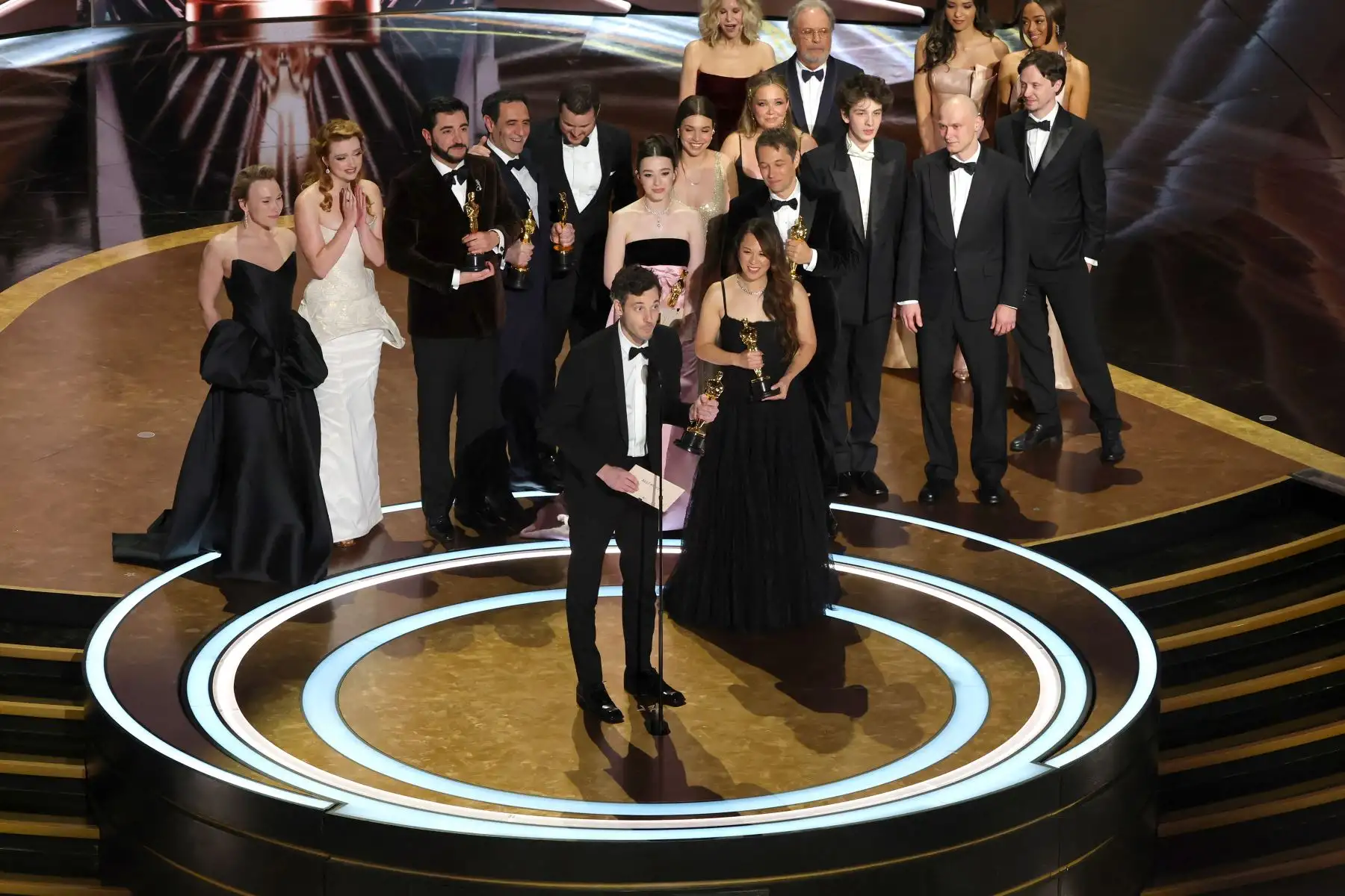 El elenco y el equipo, incluidos Darya Ekamasova, Lindsey Normington, Vache Tovmasyan, Karren Karagulian, Alex Coco, Mikey Madison, Mark Eydelshteyn, Samantha Quan, Luna Sofía Miranda, Sean Baker, Drew Daniels y Yura Borisov aceptan el premio a la Mejor Película por “Anora” en el escenario durante la 97a edición anual de los Oscar en el Dolby Theatre el 2 de marzo de 2025 en Hollywood, California.
Foto: AFP