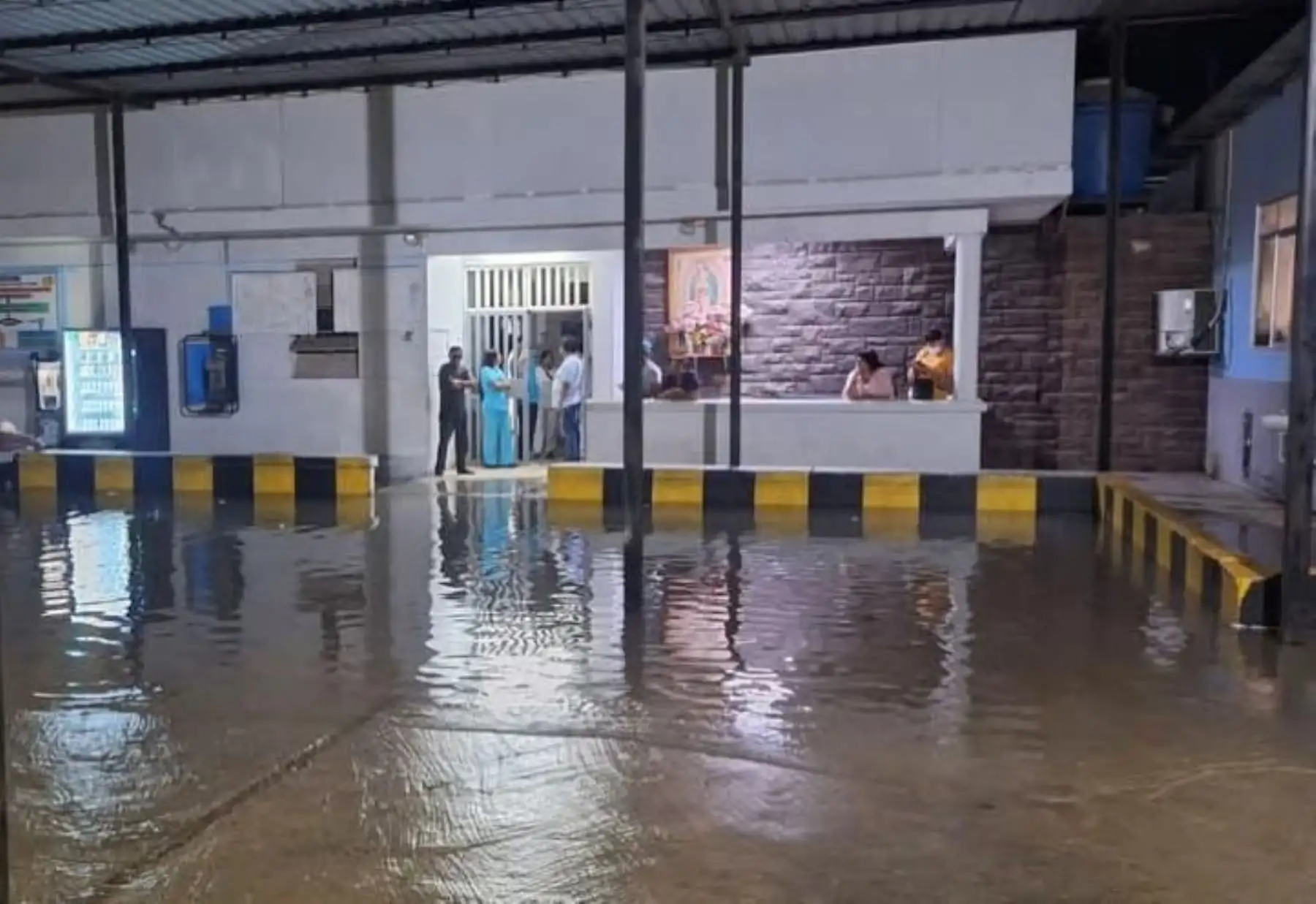La lluvia torrencial provocó la formación de aniegos en diversas calles de Tumbes. Una de las zonas más afectadas fue el ingreso al Hospital JAMO. ANDINA/Difusión