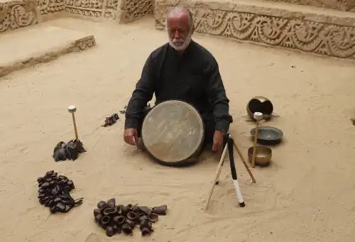 Manongo Mujica lleva su música a centro ceremonial de la cultura Nazca.