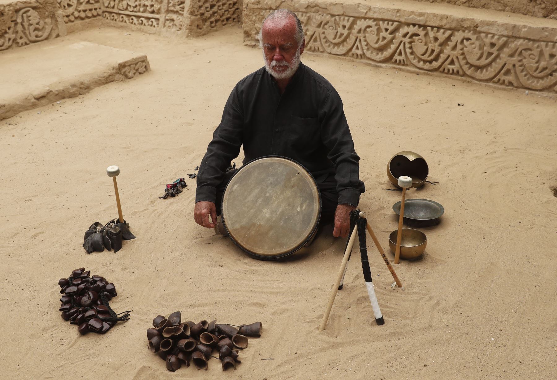Manongo Mujica lleva su música a centro ceremonial de la cultura Nazca.