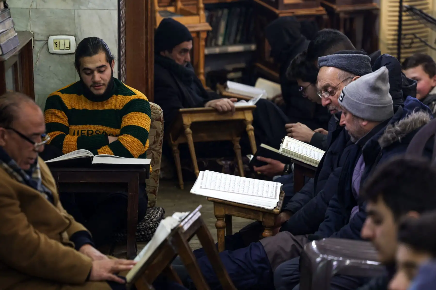 Los fieles musulmanes leen el Corán, el libro sagrado del Islam, en la mezquita Rahman el primer día del mes sagrado musulmán del Ramadán en la ciudad de Alepo, en el norte de Siria. Foto: AFP