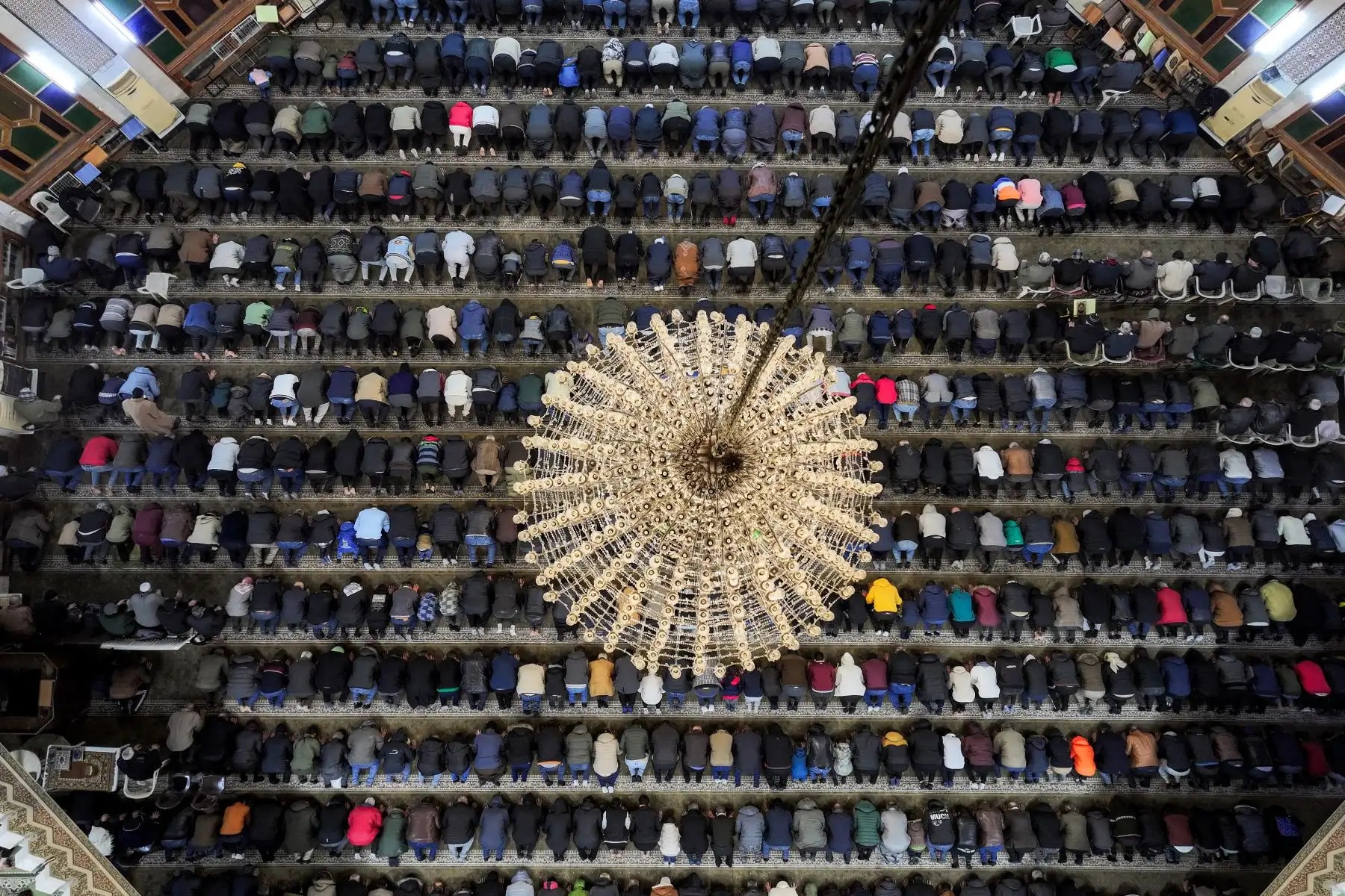 Esta vista aérea muestra a los fieles musulmanes reunidos en la mezquita Rahman para las oraciones vespertinas 