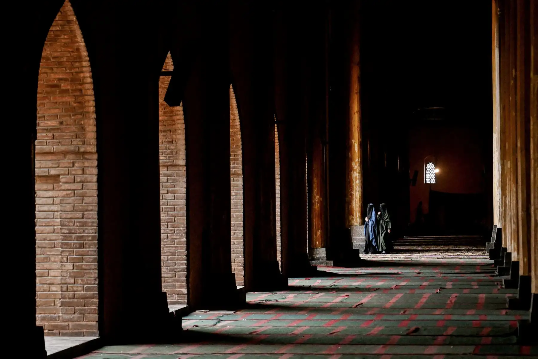Los devotos musulmanes se van después de ofrecer oraciones durante el mes sagrado islámico de ayuno del Ramadán, en la mezquita Jamia Masjid en Srinagar. AFP