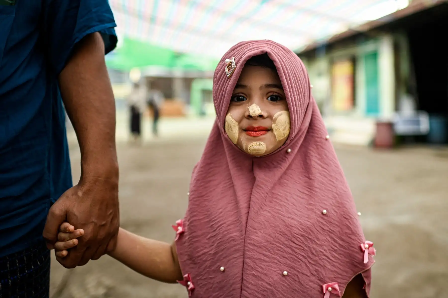 Una niña visita la mezquita Nwe Aye el primer día del mes sagrado islámico de ayuno del Ramadán en Yangon. AFP