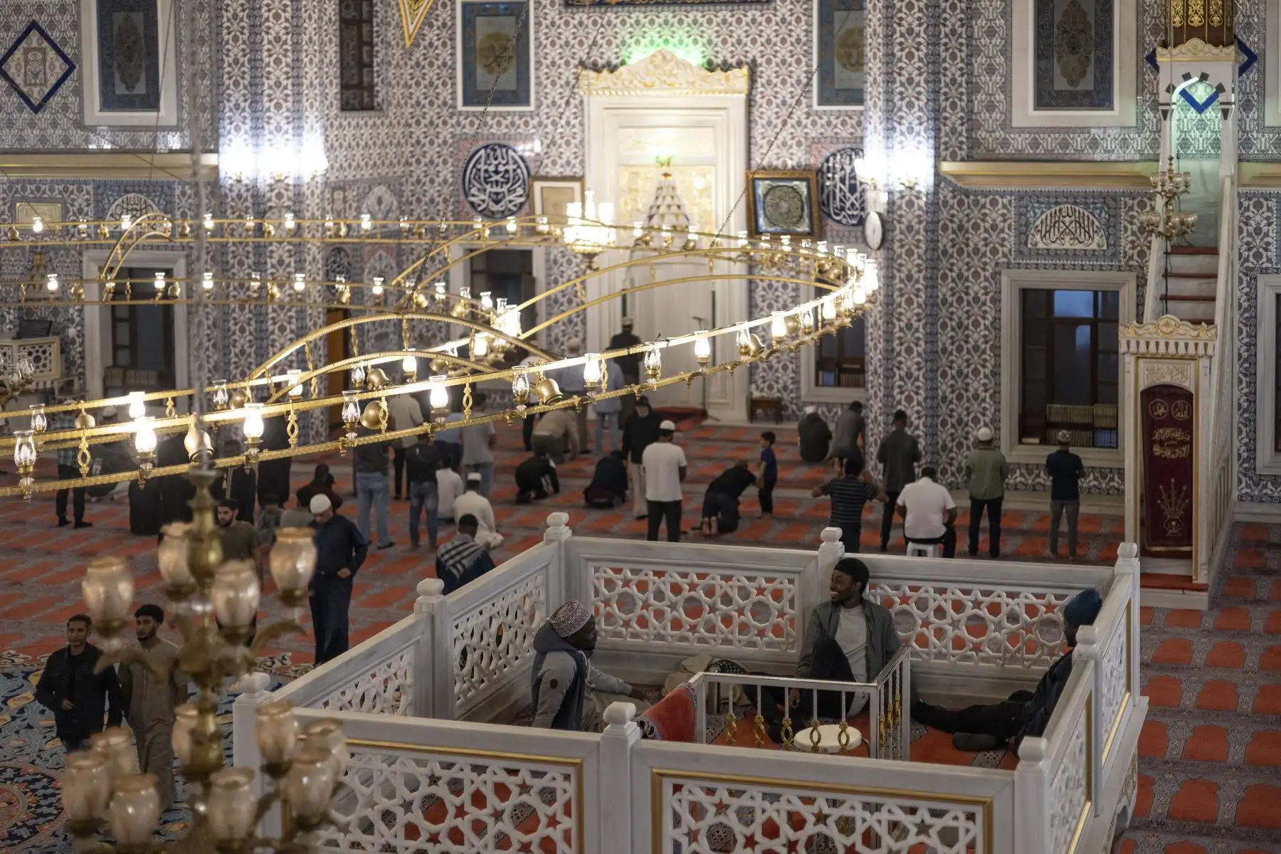 Los fieles musulmanes rezan el primer día del mes sagrado del Ramadán en la mezquita Nizamiye en Midrand. AFP