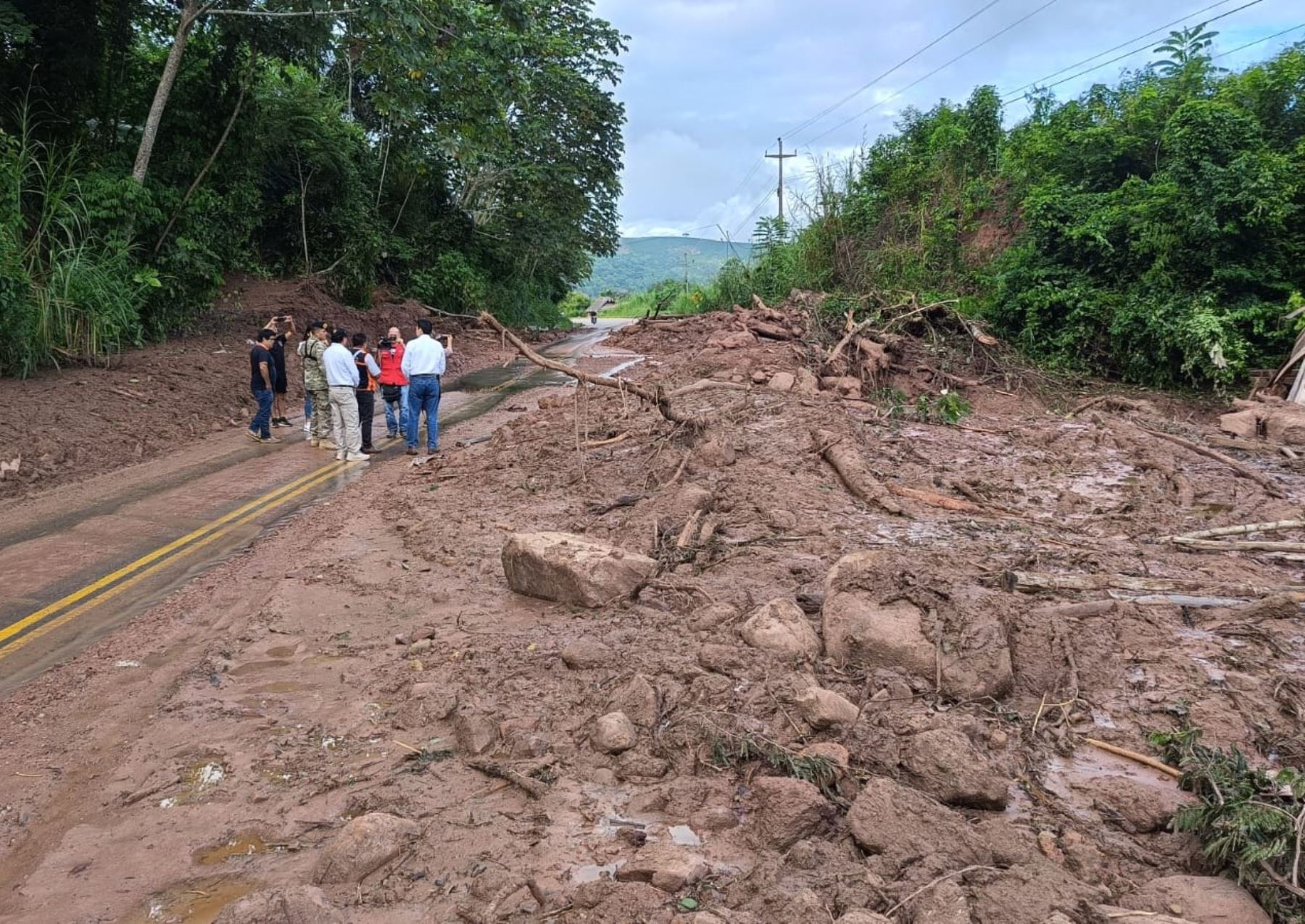 El viceministro de Promoción del Empleo y Capacitación Laboral. Jesús Adalberto Baldeón Vásquez, supervisa las zonas afectadas por las lluvias intensas en el distrito de Mazamari. ANDINA/Difusión