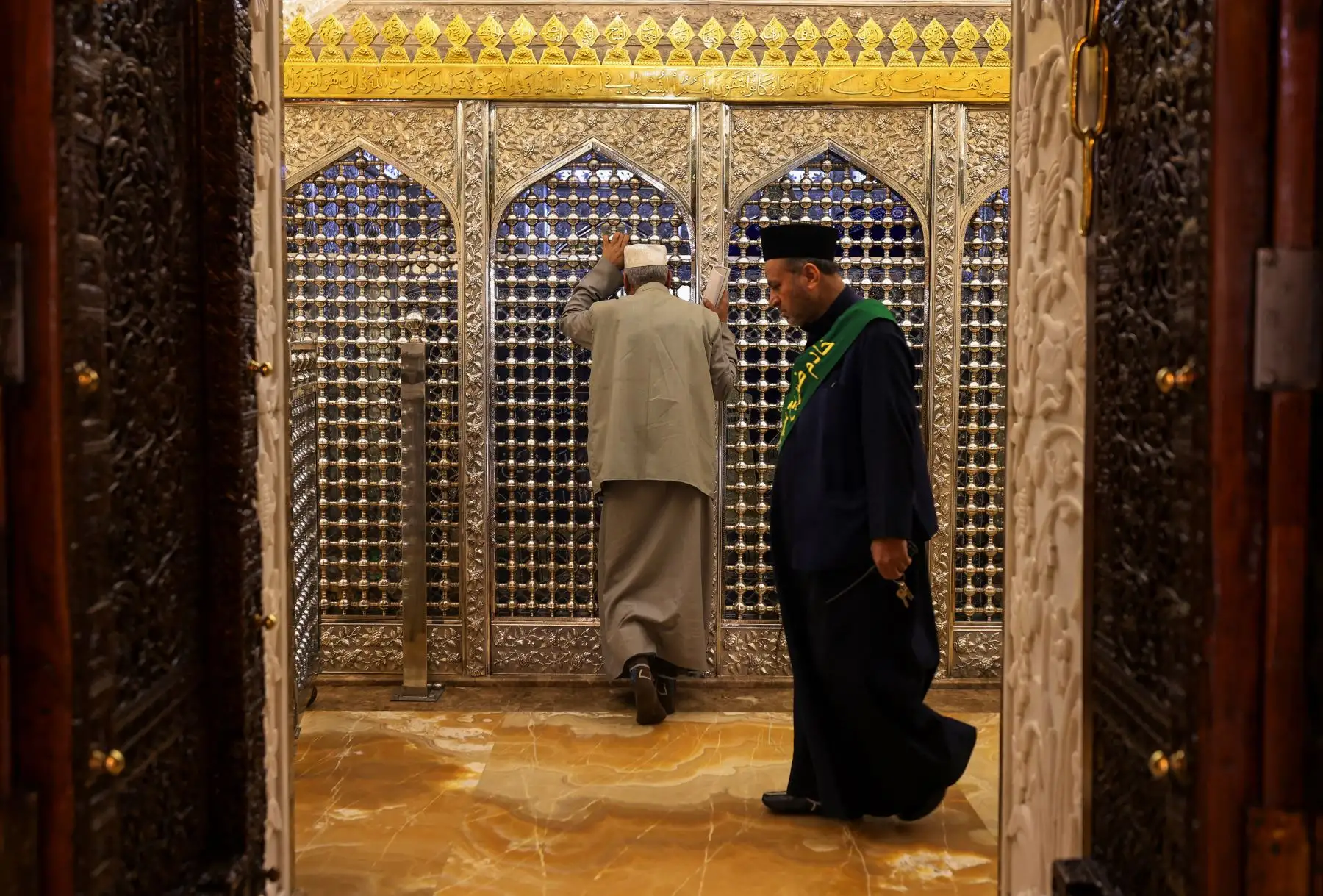 Un hombre  visita el santuario del jeque sunita Abdul Qadir al-Jilani en Bagdad  durante el mes sagrado musulmán del Ramadán. AFP