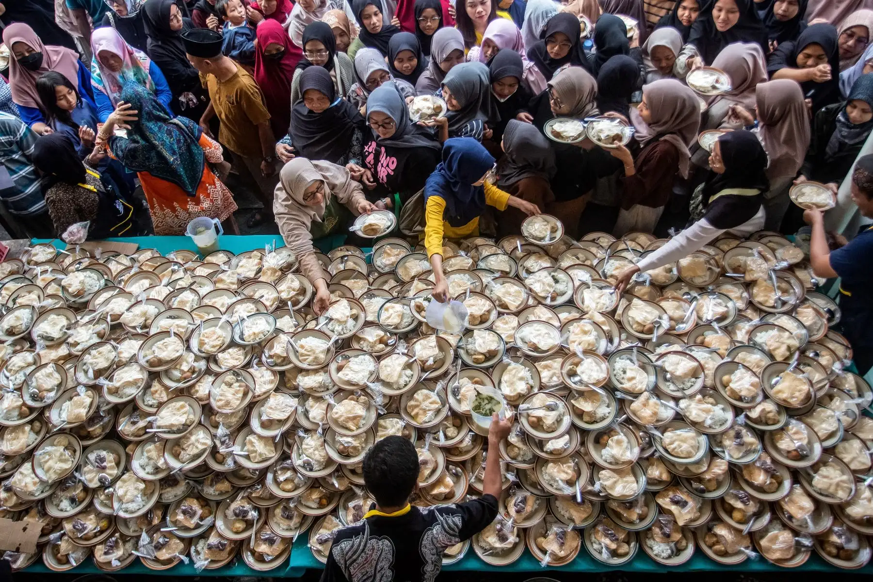 Los musulmanes reciben comidas iftar gratuitas para romper su ayuno durante el mes sagrado islámico de ayuno del Ramadán en la mezquita Jogokariyan en Yogyakarta. AFP