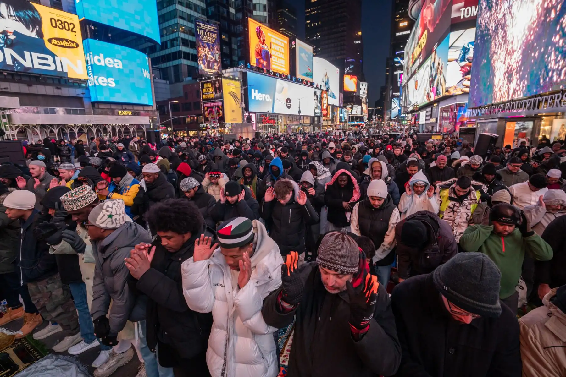 Miembros de la comunidad musulmana realizan la oración del Magreb durante el Ramadán en Times Square, Nueva York. AFP
