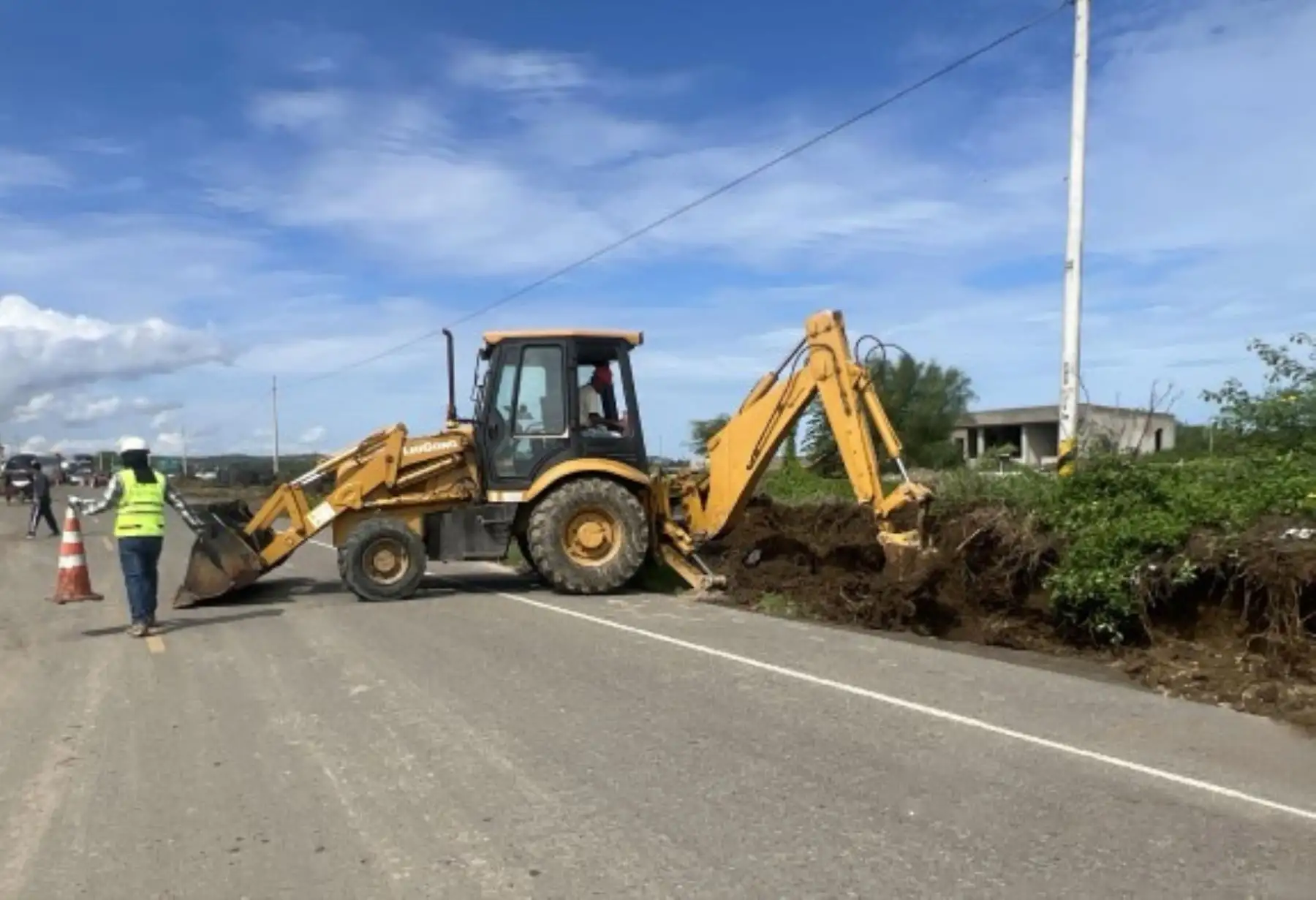 Con ayuda de maquinaria pesada buscan rehabilitar el tránsito en la carretera Panamericana Norte, a la altura del sector Puente Piojo - Corrales. ANDINA/Difusión