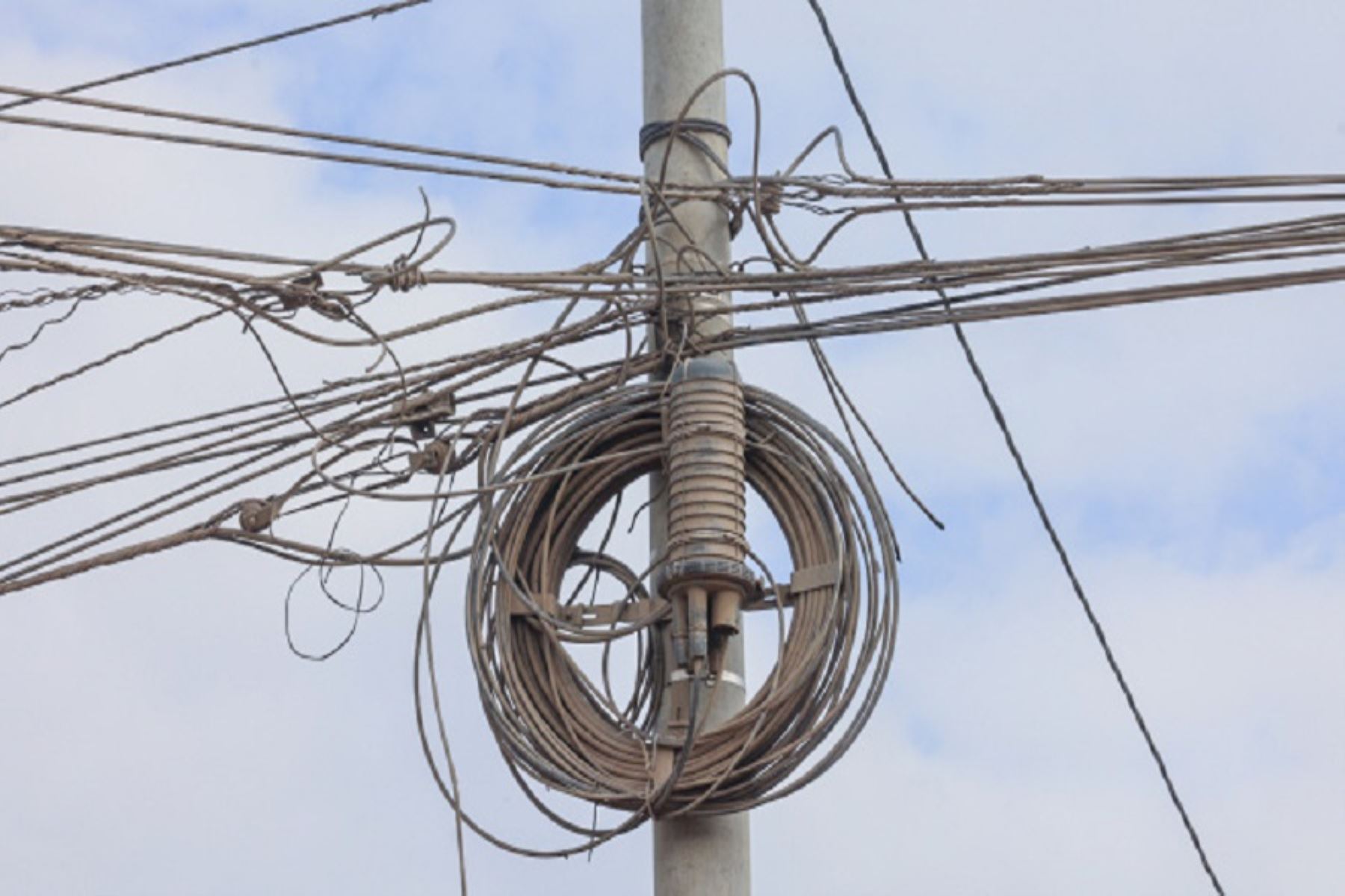 Cableado aéreo en desuso. Cortesía MTC