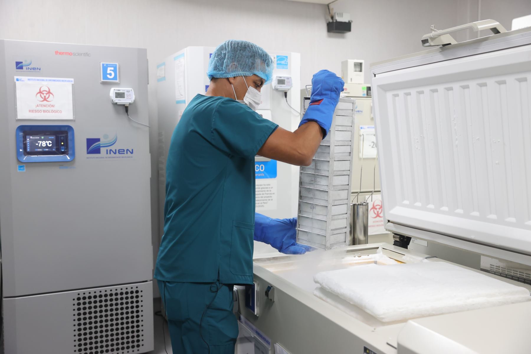Las muestras se conservan en criotubos y criomoldes para investigaciones científicas en el Perú y en el extranjero. Estas muestras han llegado hasta Alemania, España, Francia y Estados Unidos. Fotos:  ANDINA/Melina Mejía