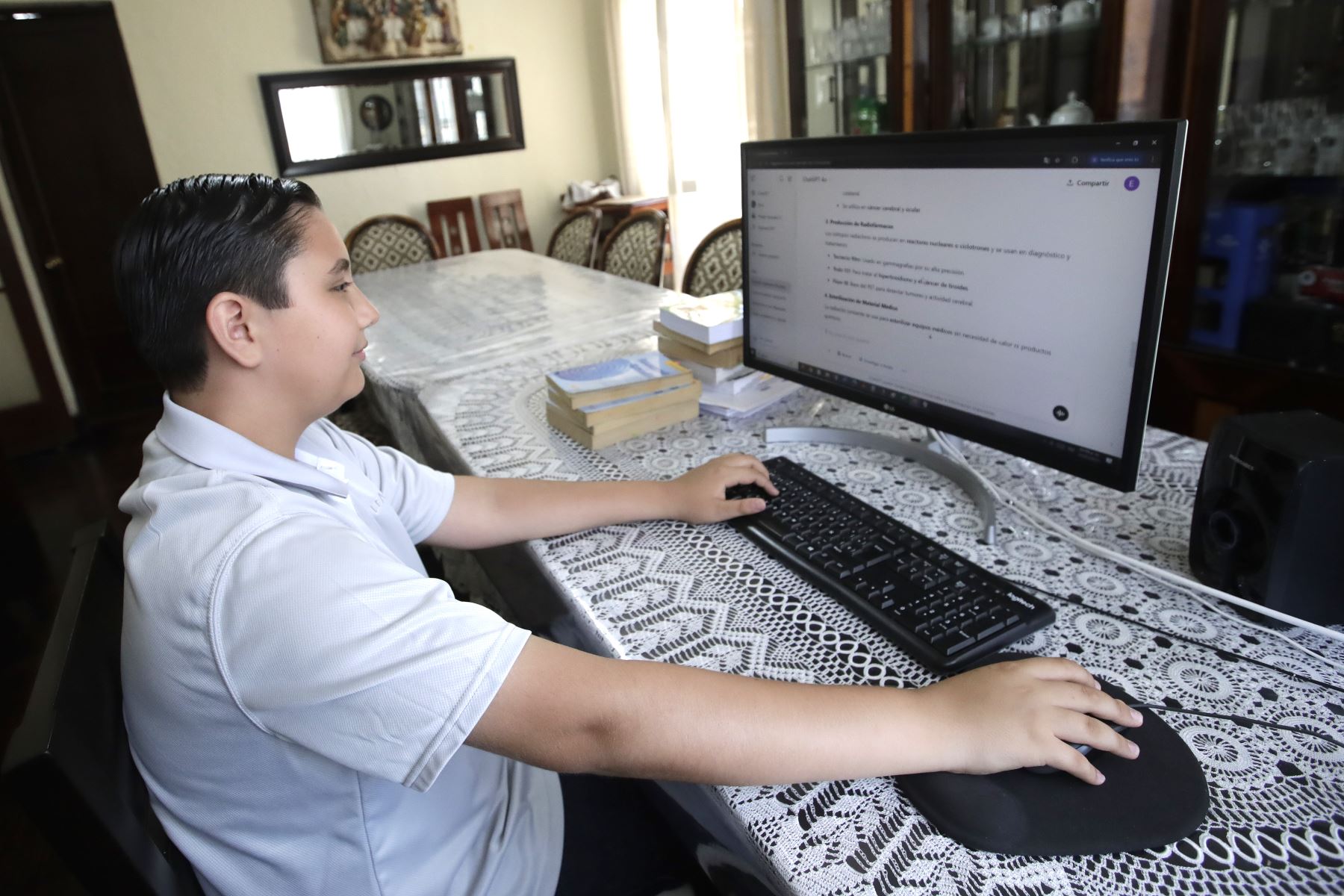Con tan solo 12 años, Luis Alexander Pimentel Lyakh logró un destacado ingreso a la Universidad Nacional Mayor de San Marcos, asegurando el puesto 11 en la carrera de Ingeniería Nuclear. Su sobresaliente desempeño en el exigente examen de admisión le permitió alcanzar un puntaje de 1021, consolidándose como uno de los postulantes más jóvenes en lograr este importante logro académico. Foto: ANDINA/Eddy Ramos