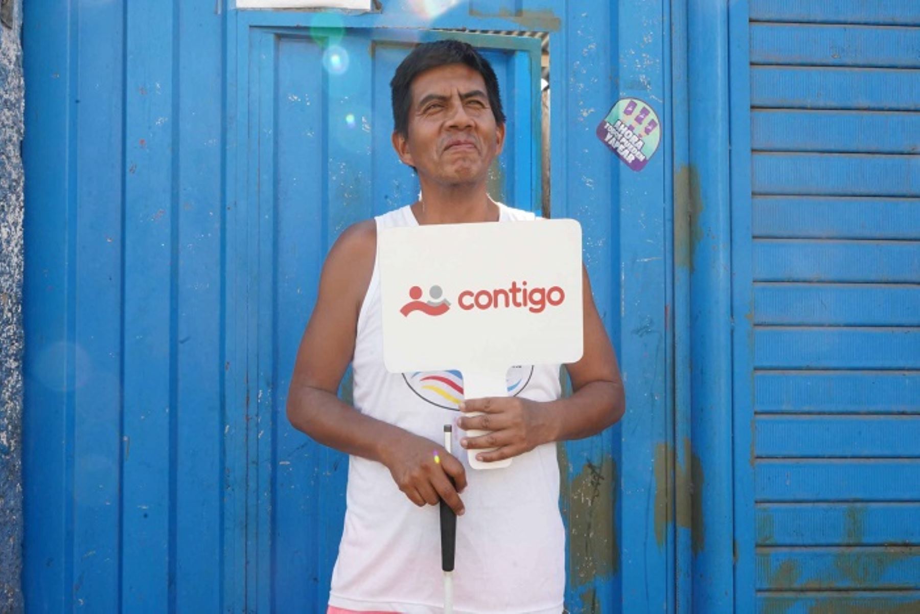 Juan José Herrera Flores también ha emprendido en la venta de chupetes de fruta junto a su madre.