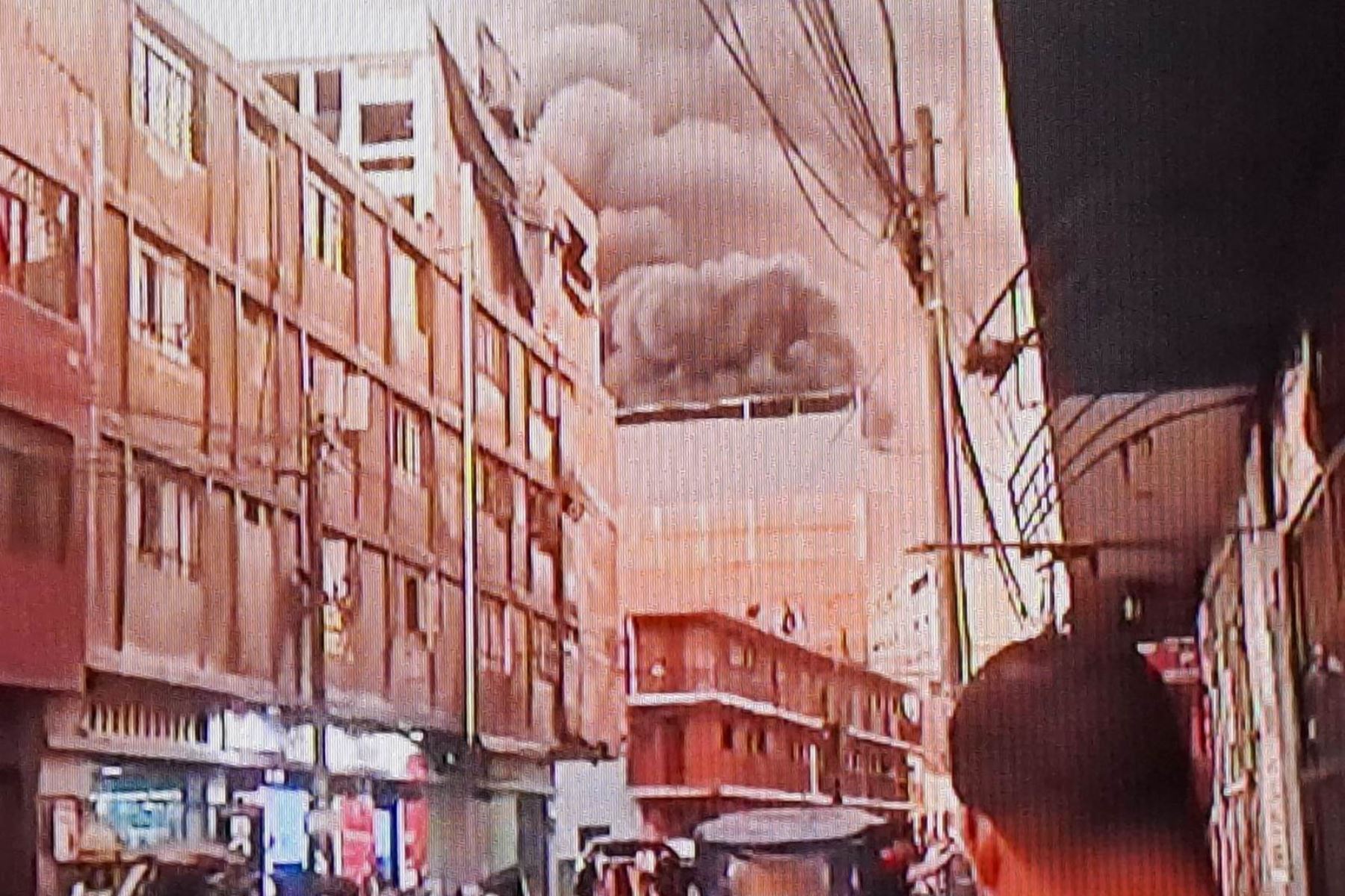 Bomberos combaten incendio que se registra en edificio del centro de Lima. Foto: ANDINA/Difusión.