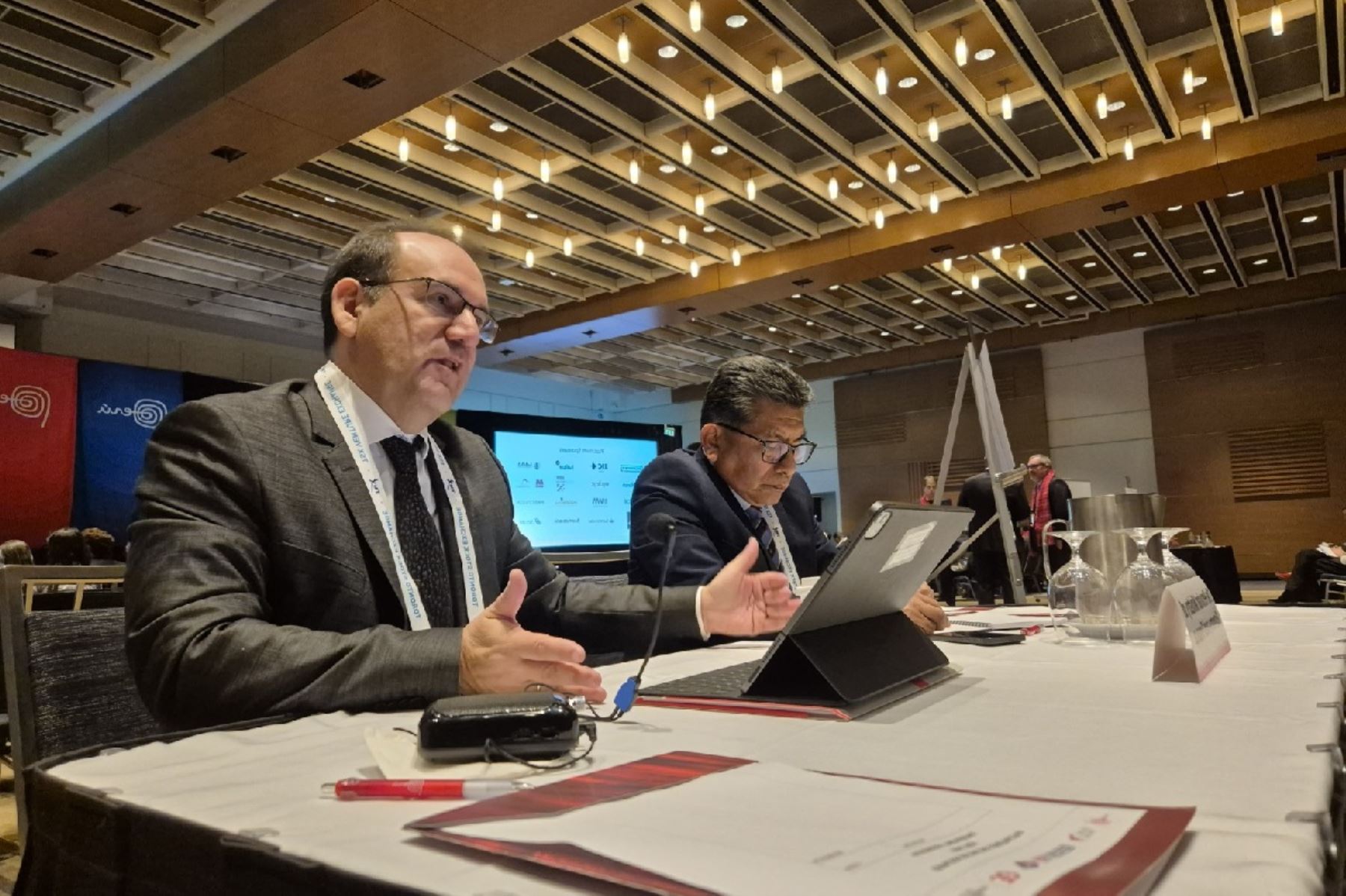 El ministro de Economía y Finanzas, José Salardi, expone ante inversores extranjeros el potencial del Perú para la minería y otras actividades productivas, en el marco de la feria PDAC que se realiza en Canadá... Foto: Cortesía.