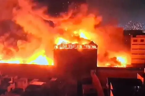 Un incendio de grandes proporciones se registra en un edificio ubicado en la cuadra 4 del jirón Cangallo, en el Centro de Lima. Foto: ANDINA/Captura TV.