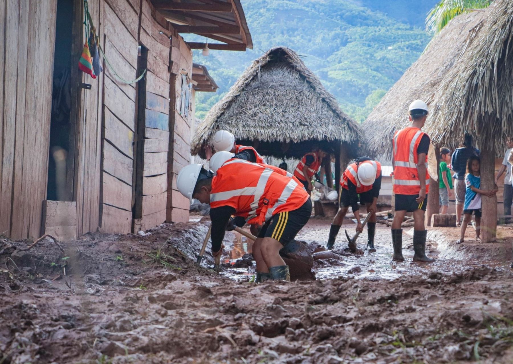 Brigadas conformadas por miembros del Ejército del Perú, Policía Nacional, bomberos y Defensa Civil trabajan en la atención de los desastres ocasionados por las lluvias intensas, desborde de ríos y huaicos registrados en el distrito de Mazamari, provincia de Satipo. ANDINA/Difusión