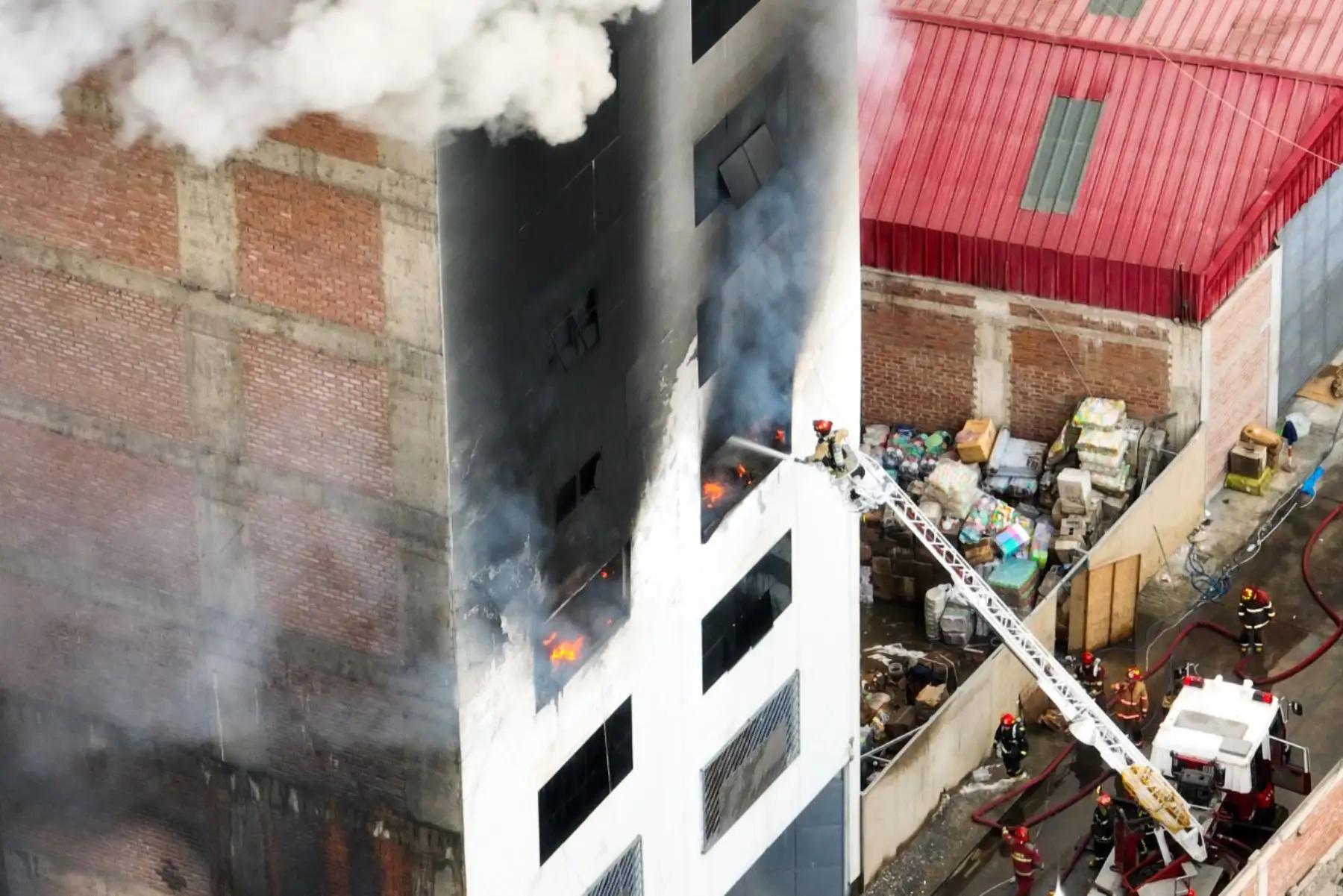 Cerca de 50 unidades de los Bomberos, entre autobombas y ambulancias, continúan en su labor de controlar un incendio de gran magnitud que se inició en un edificio de 6 pisos ubicado en el centro del Cercado de Lima y que se ha extendido a viviendas vecinas. Foto: ANDINA/ Braian Reyna
