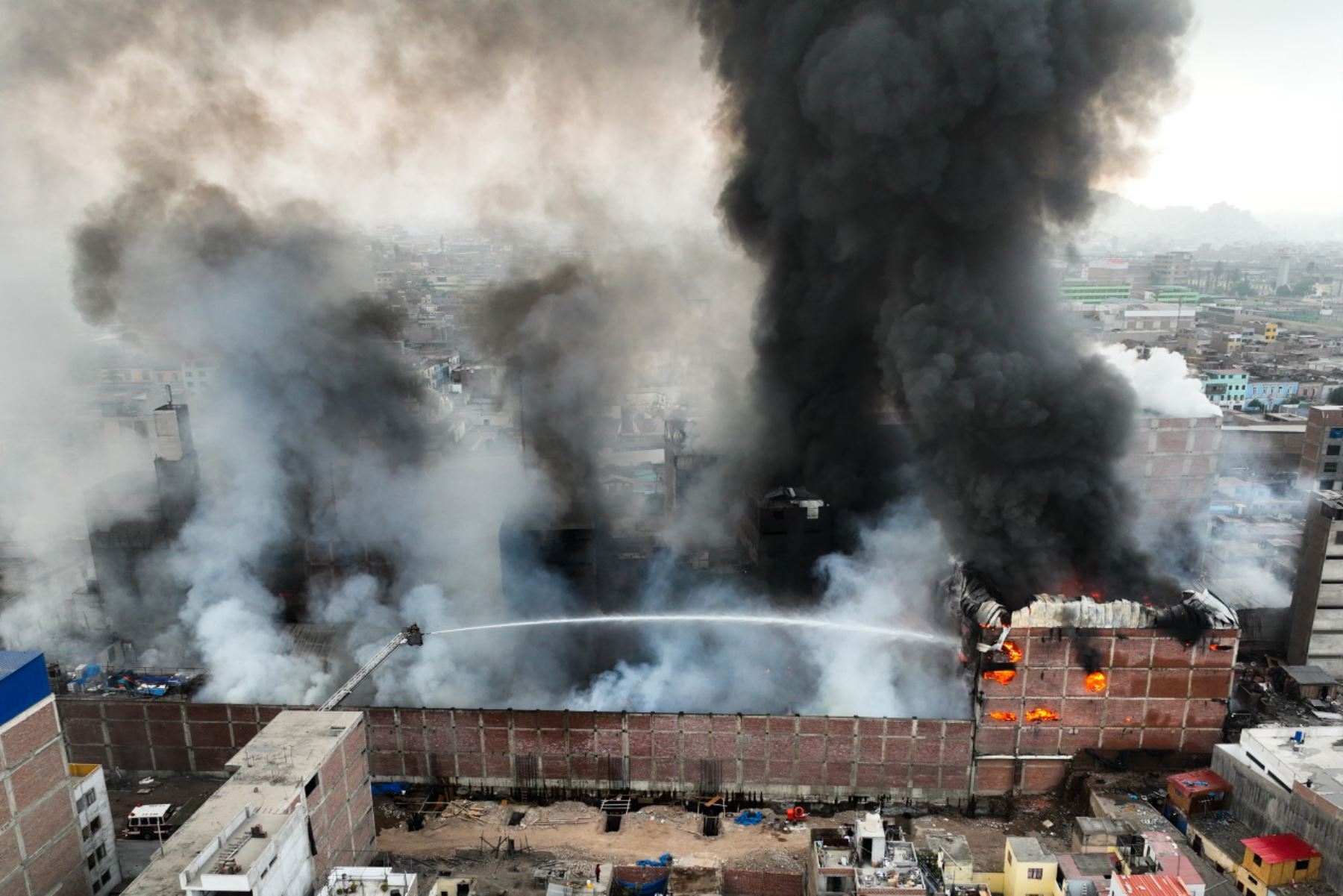 Cerca de 50 unidades de los Bomberos, entre autobombas y ambulancias, continúan en su labor de controlar un incendio de gran magnitud que se inició en un edificio de 6 pisos ubicado en el centro del Cercado de Lima. Foto: ANDINA/ Braian Reyna