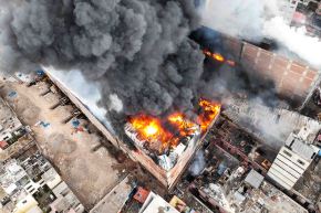 Cerca de 50 unidades de los Bomberos, entre autobombas y ambulancias, continúan en su labor de controlar un incendio de gran magnitud que se inició en un edificio de 6 pisos ubicado en el centro del Cercado de Lima. Foto: ANDINA/Braian Reyna