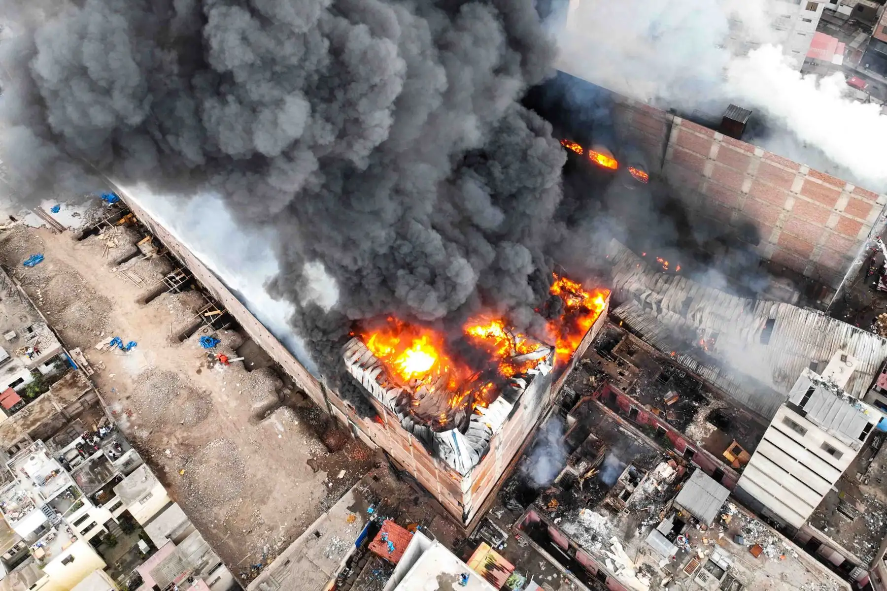 Cerca de 50 unidades de los Bomberos, entre autobombas y ambulancias, continúan en su labor de controlar un incendio de gran magnitud que se inició en un edificio de 6 pisos ubicado en el centro del Cercado de Lima. Foto: ANDINA/Braian Reyna