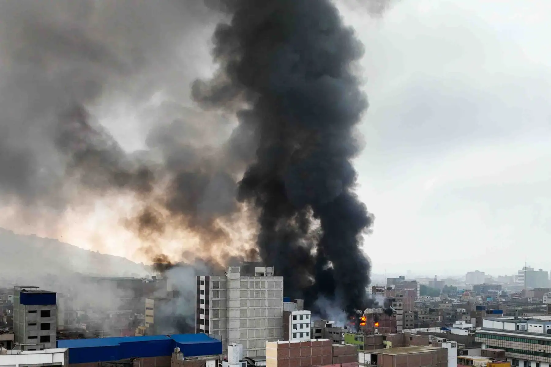 El siniestro, reportado a las 18.07 horas del lunes 3 de marzo en el inmueble ubicado en la cuadra 4 del jirón Cangallo, ha sido calificado de código 5 e incontrolable. Foto: ANDINA/ Braian Reyna