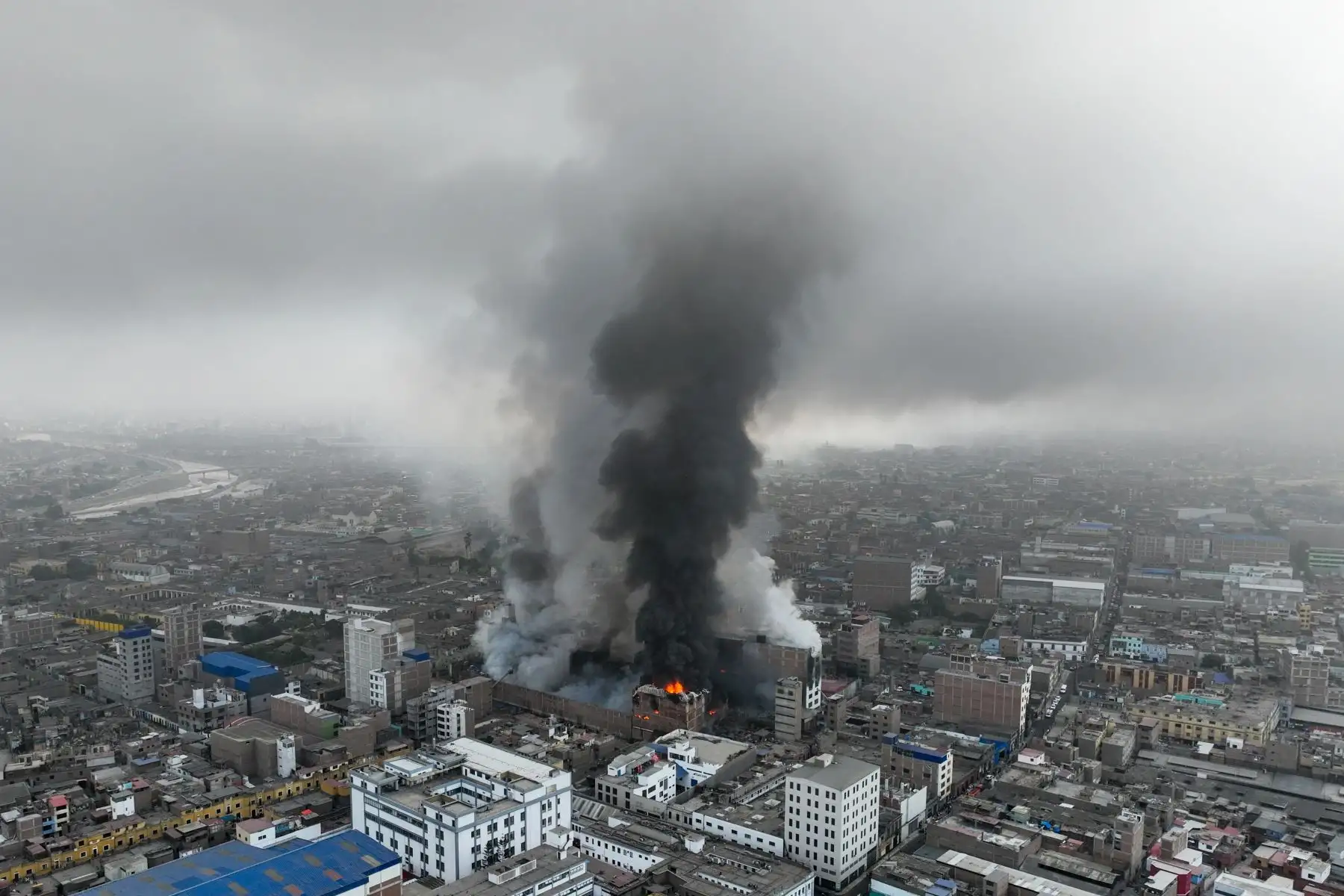 Cerca de 50 unidades de los Bomberos, entre autobombas y ambulancias, continúan en su labor de controlar un incendio de gran magnitud que se inició en un edificio de 6 pisos ubicado en el centro del Cercado de Lima y que se ha extendido a viviendas vecinas. Foto: ANDINA/ Braian Reyna