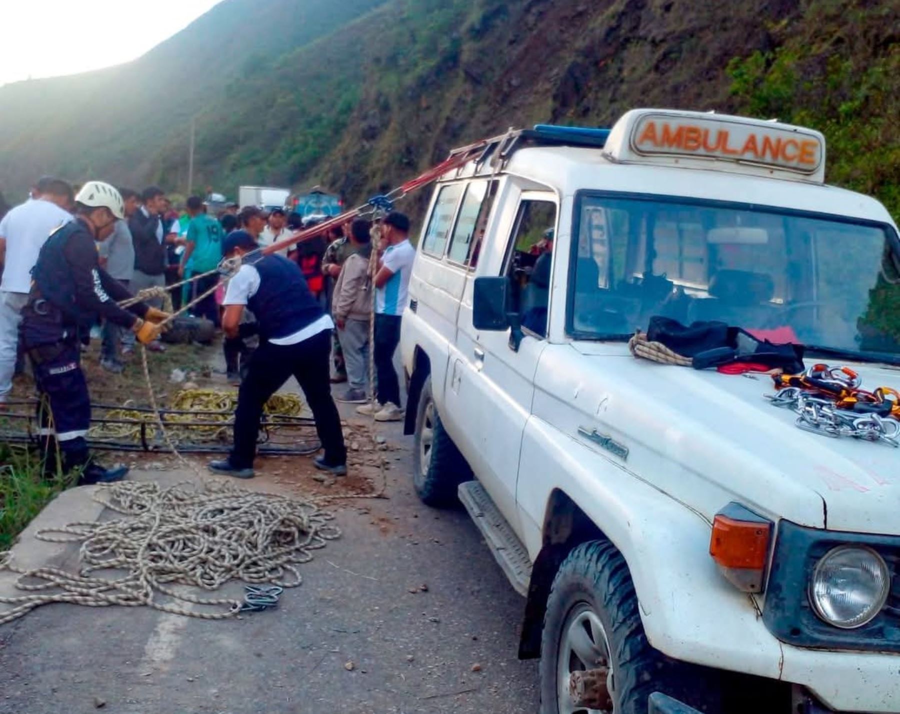 Brigadistas y pobladores trabajaron en el rescate de las víctimas del trágico accidente en la carretera al Vraem, en Ayacucho.