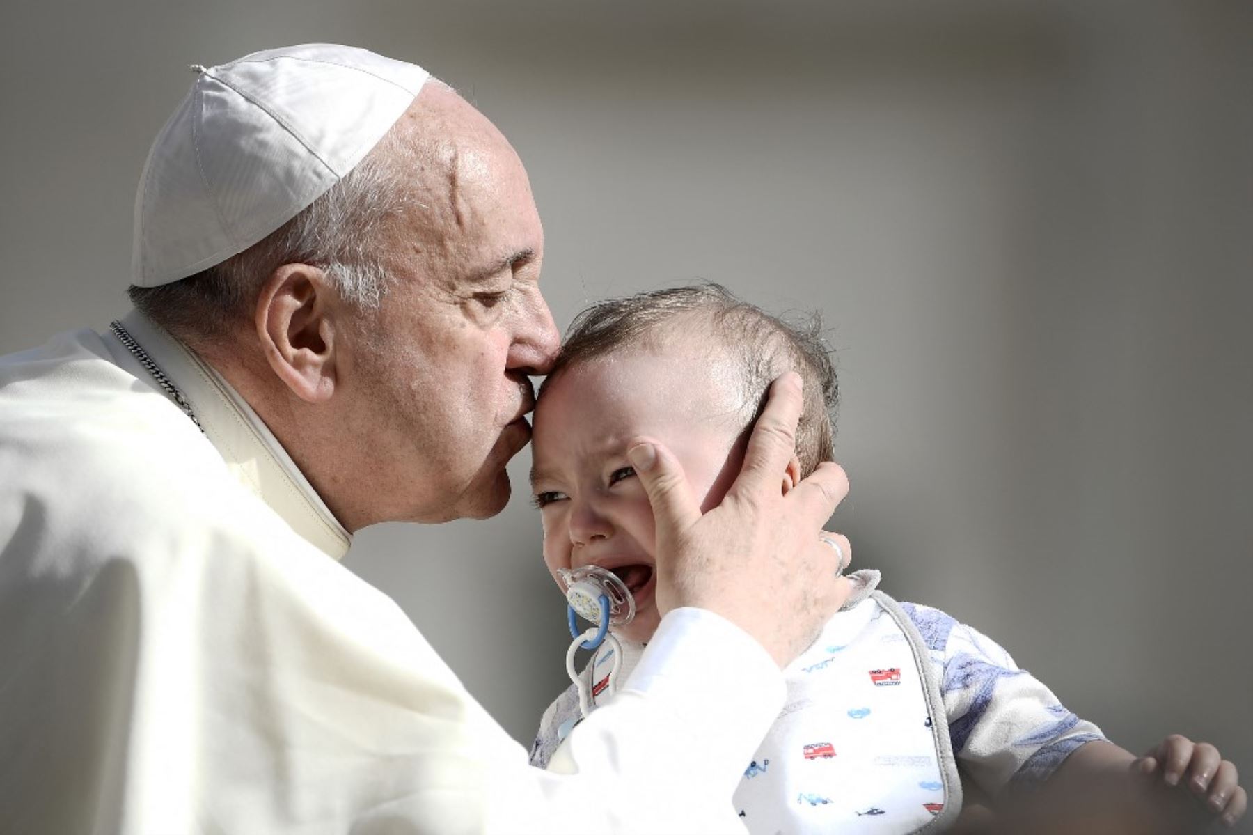 El papa Francisco besa a un niño a su llegada a la audiencia general semanal el 12 de junio de 2019 en la plaza de San Pedro del Vaticano. Foto: AFP