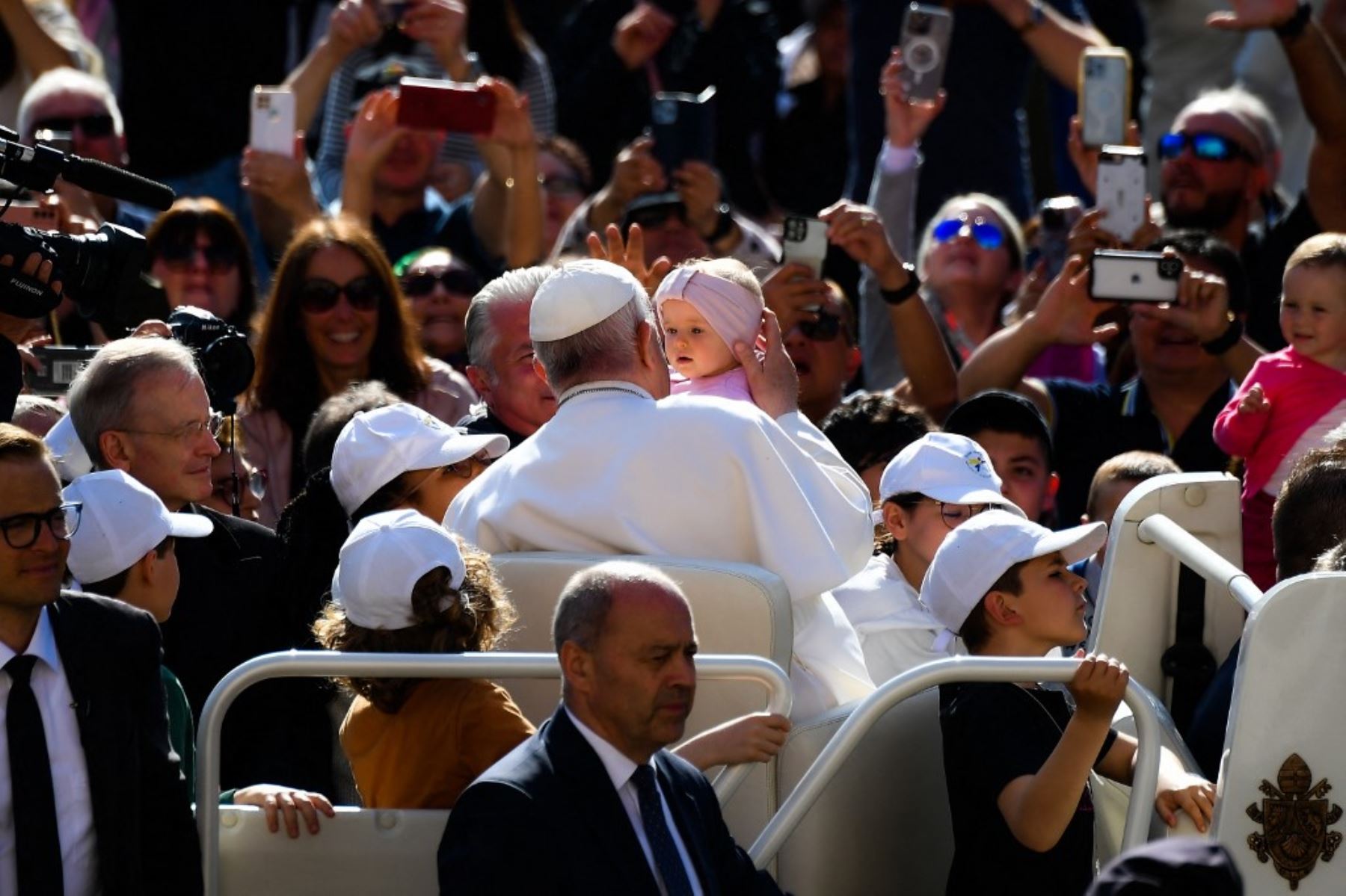 El papa Francisco bendice a un niño a su llegada en el papamóvil para la audiencia general semanal, el 3 de mayo de 2023, en la plaza de San Pedro del Vaticano. Foto: AFP